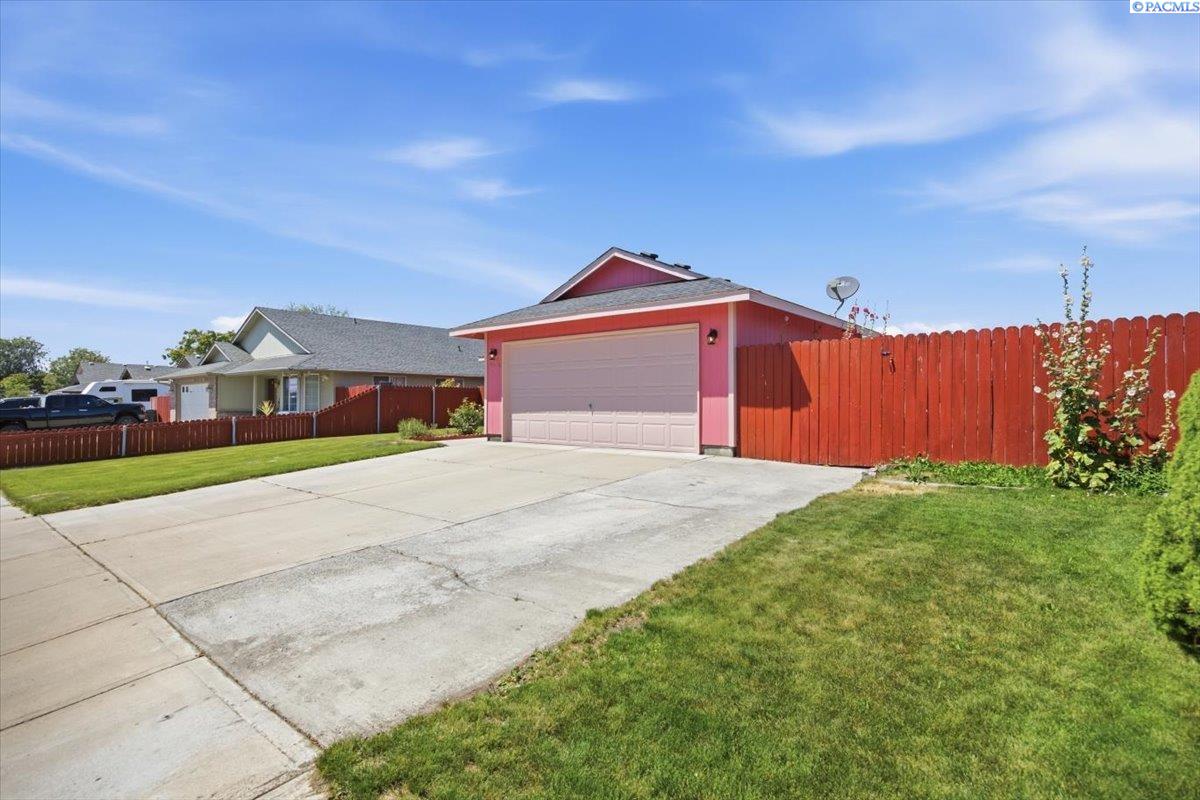 6615 Comiskey Dr, Pasco, WA 99301