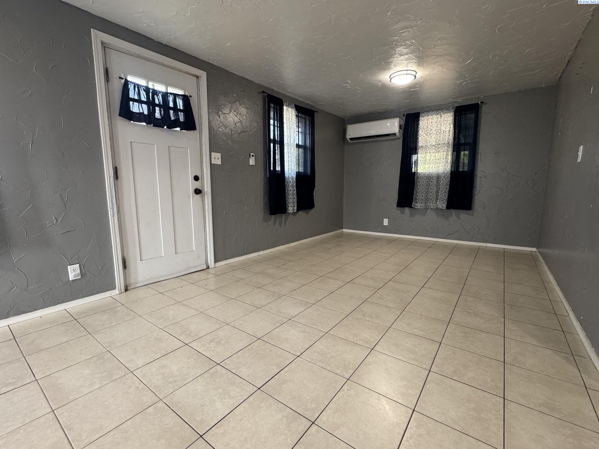 3rd image of 1109 Maple Way, Zillah, WA 98953 | MLS# 294044