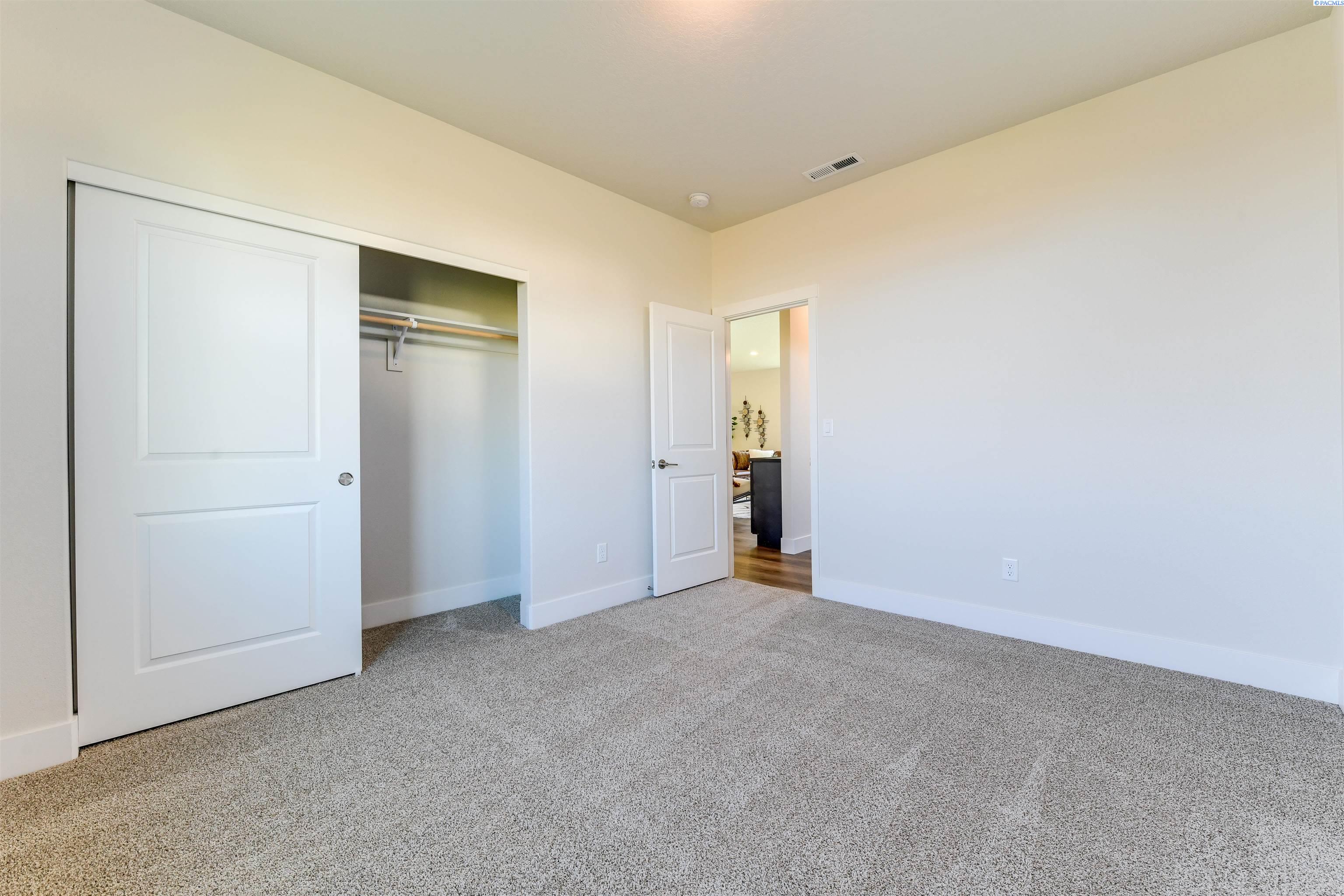 704 Honeylicious St, Richland, WA 99352