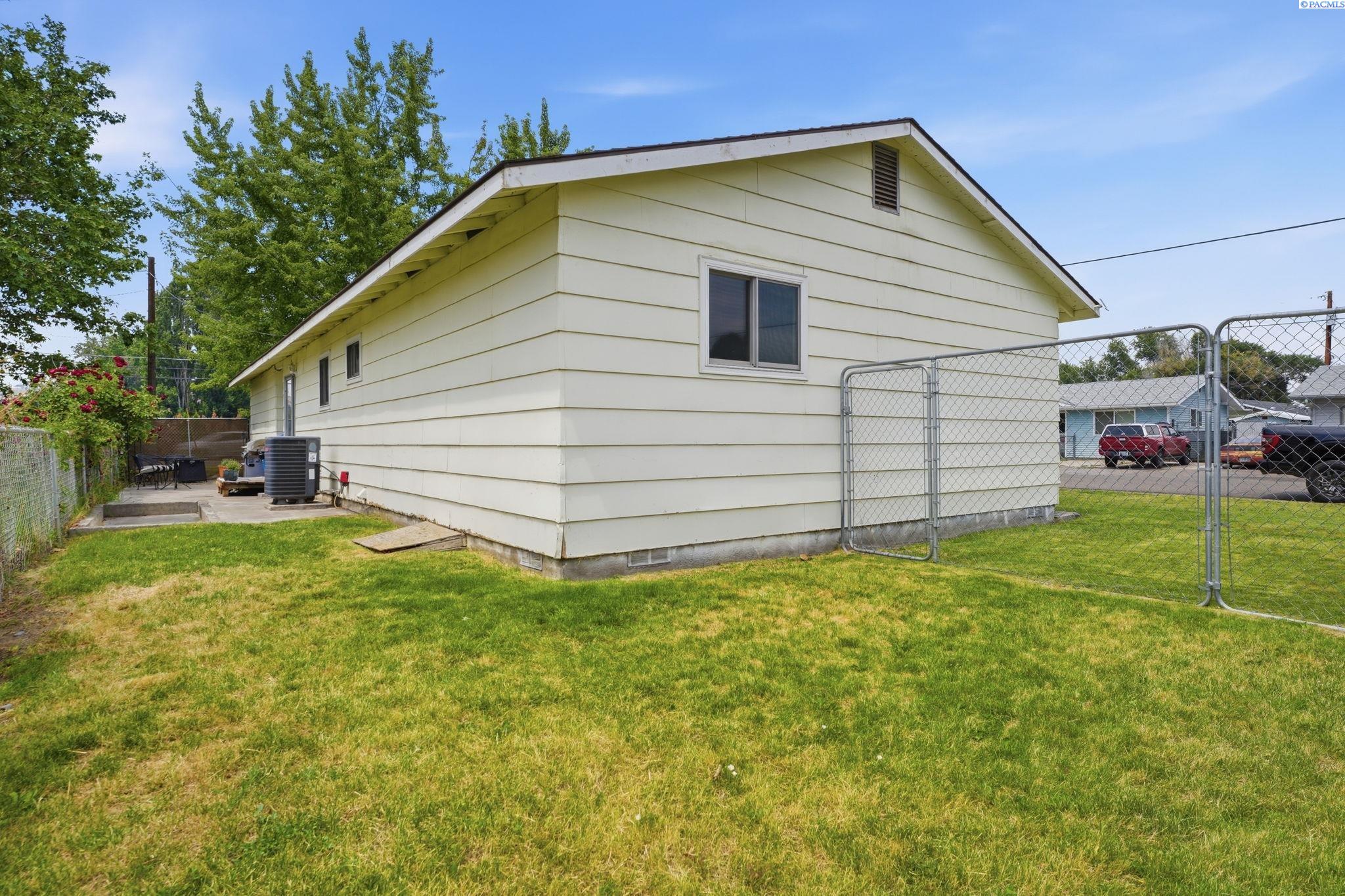 3701 Grant Loop, West Richland, WA 99353
