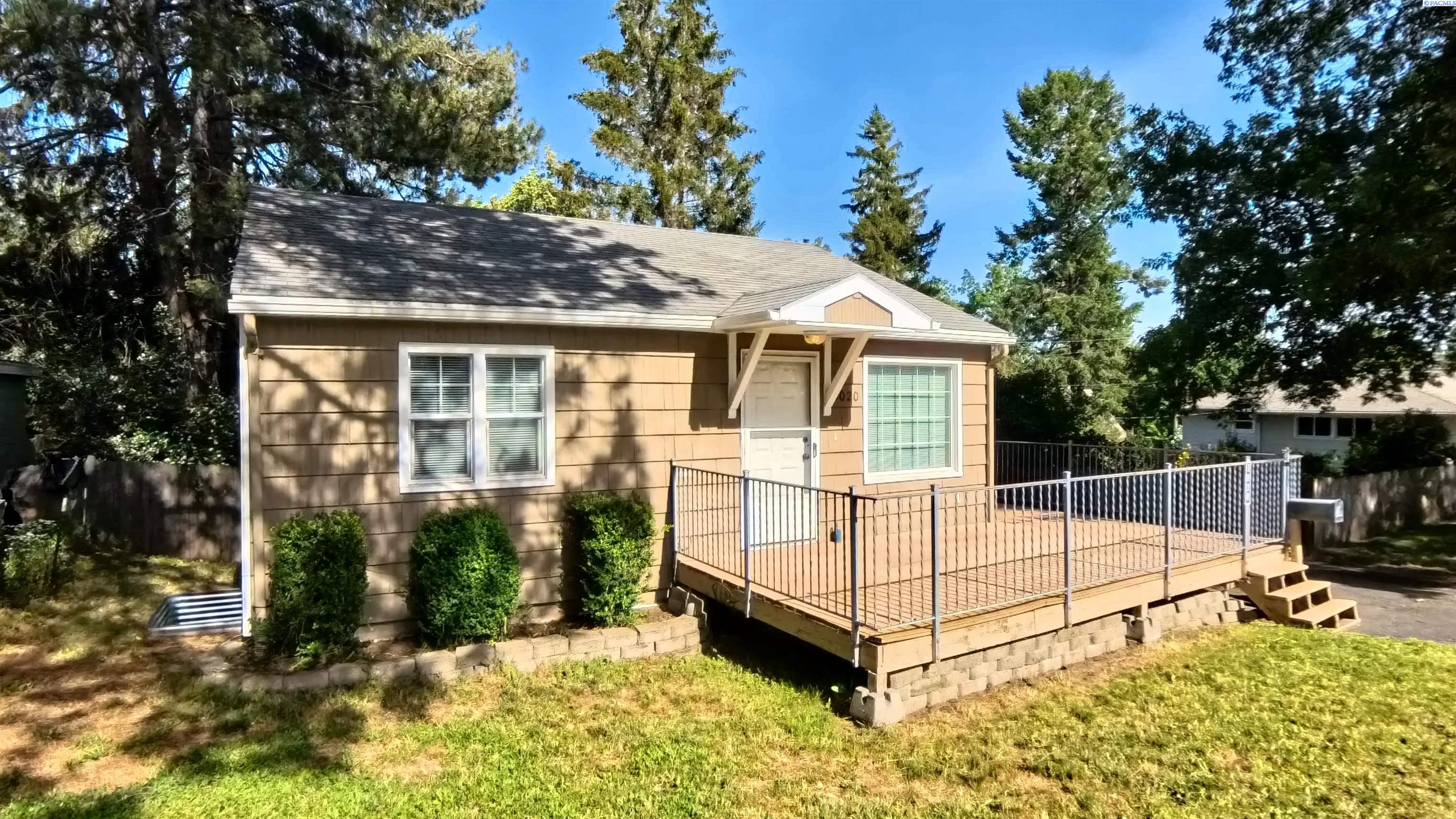 1020 NW Charlotte St, Pullman WA 99163