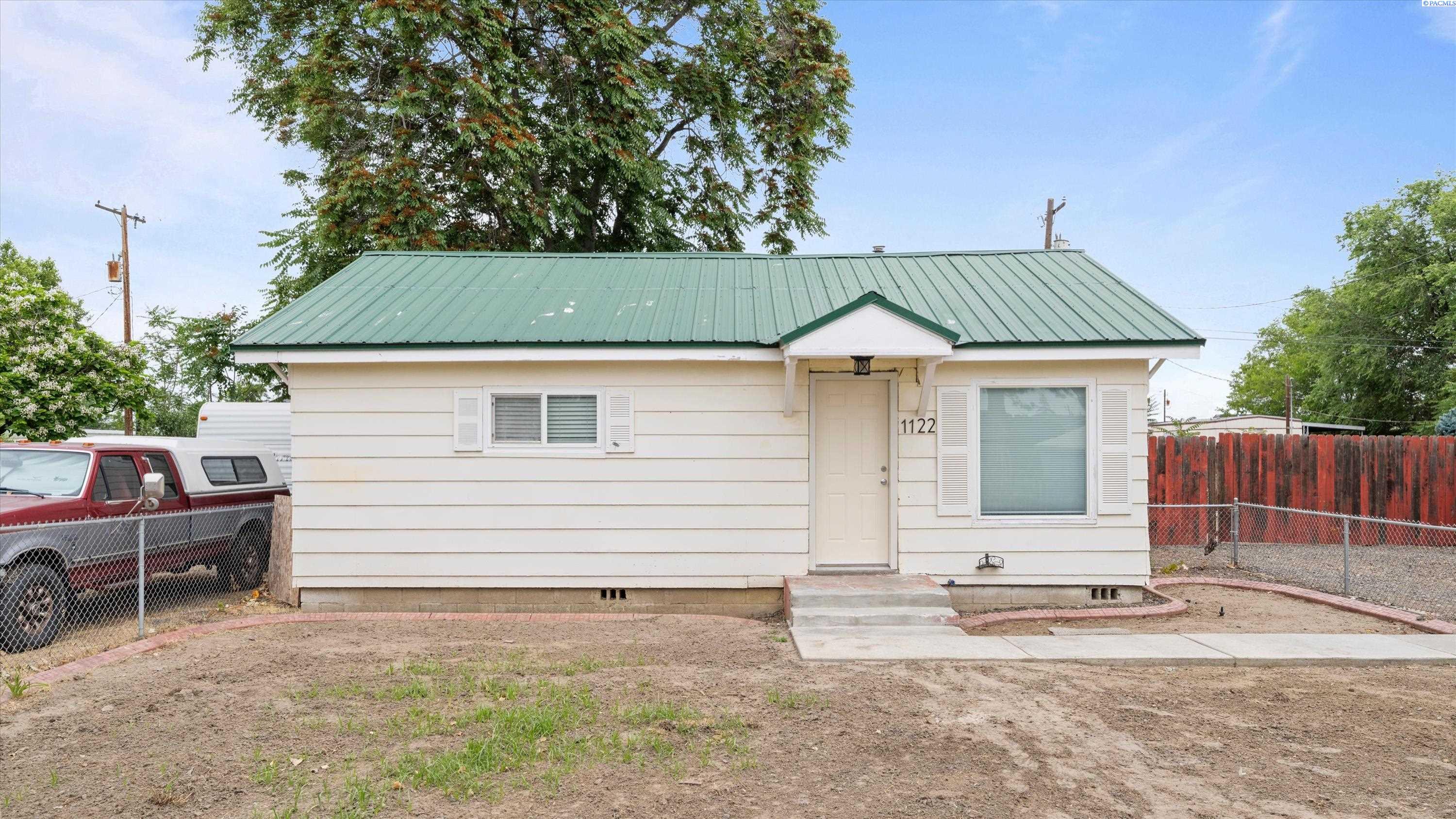 1122 Maple St, Burbank, WA 99323