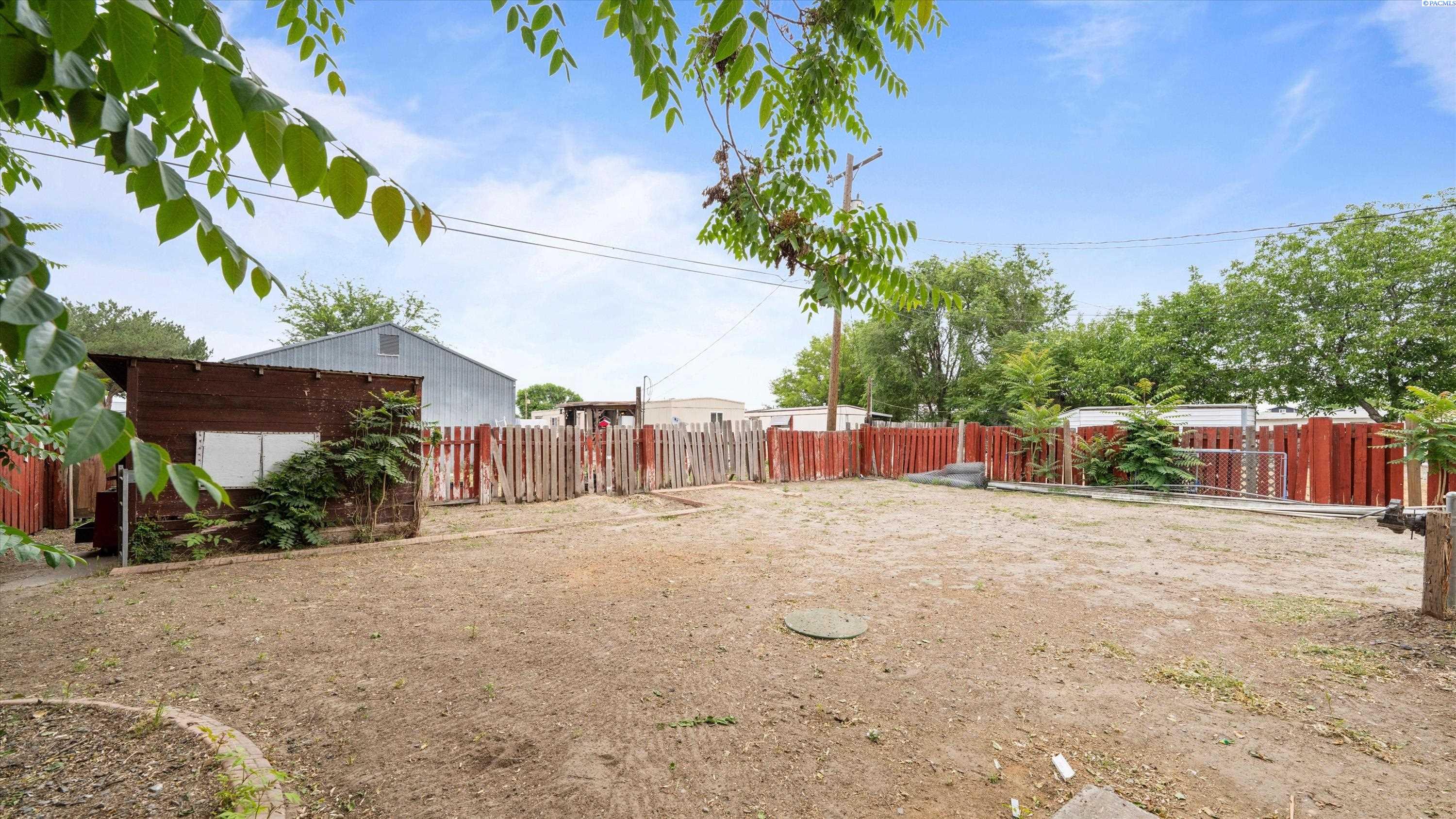 1122 Maple St, Burbank, WA 99323