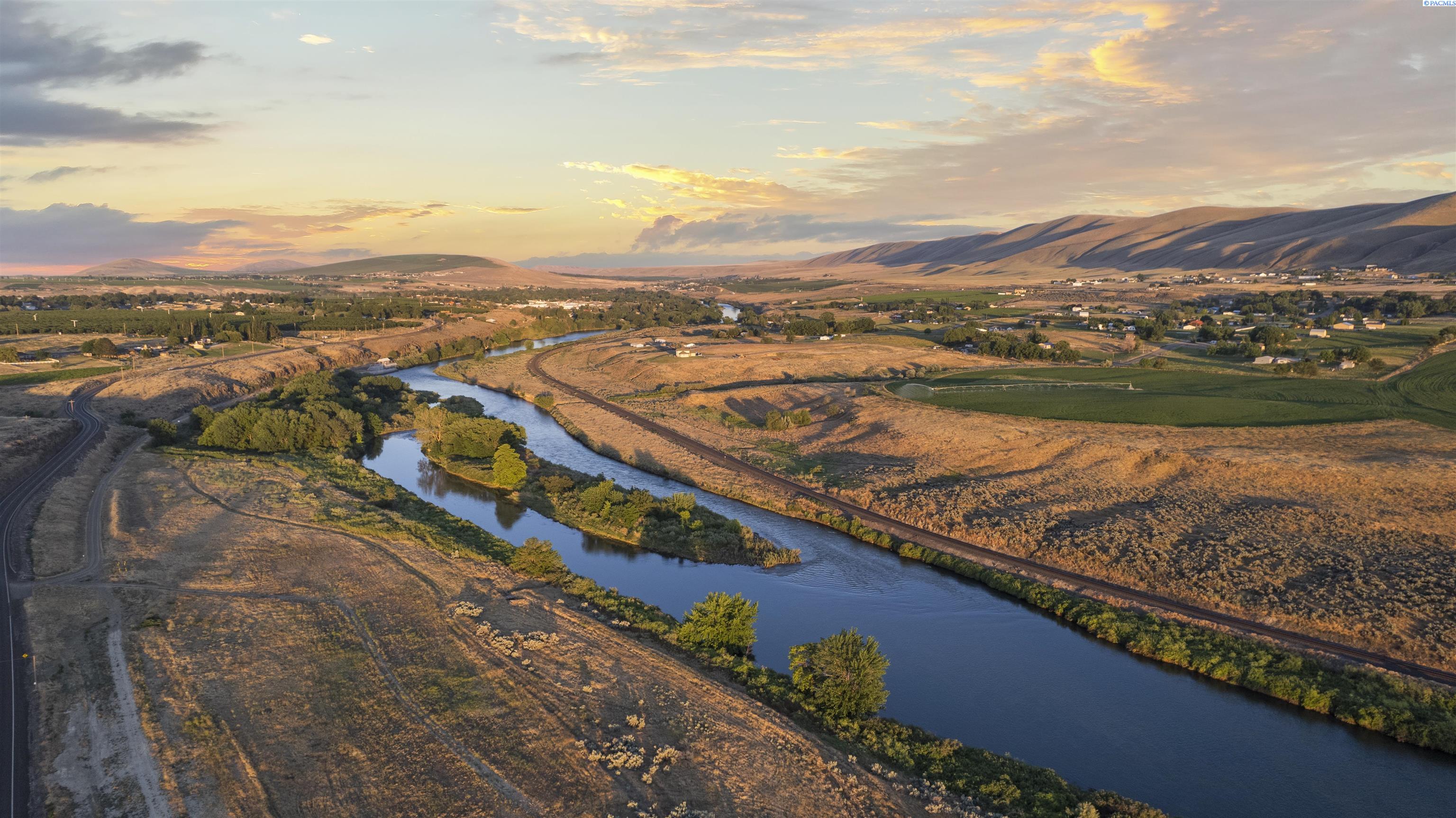 16055 Old Inland Empire Hwy, Benton City, WA 99320