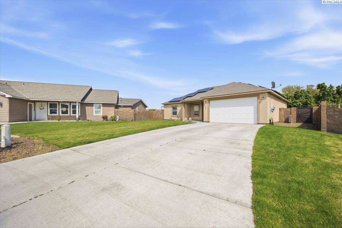 2325 Famville Ct, Pasco, WA 99301