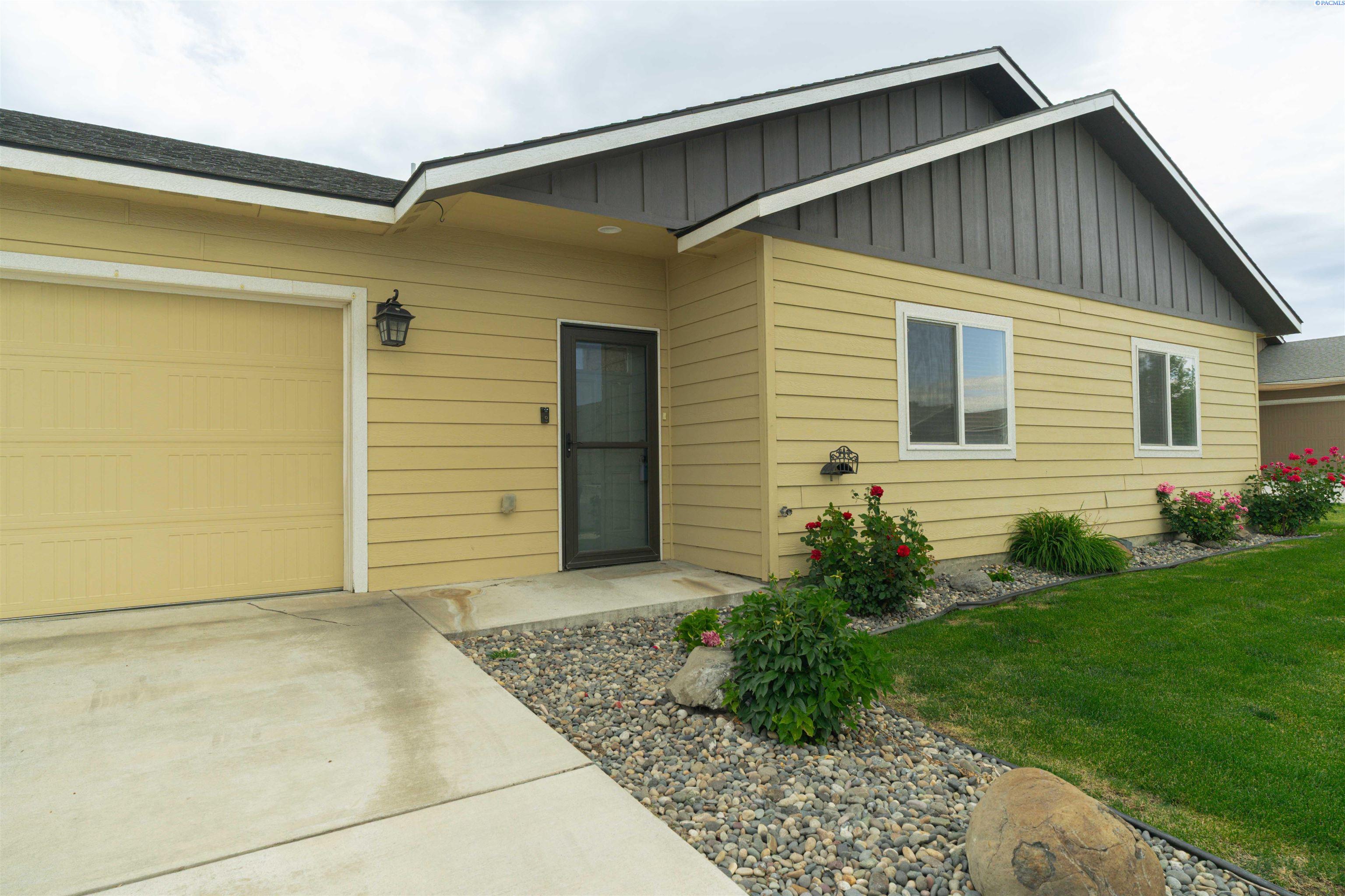 588 Harrison Pl, Kennewick, WA 99336