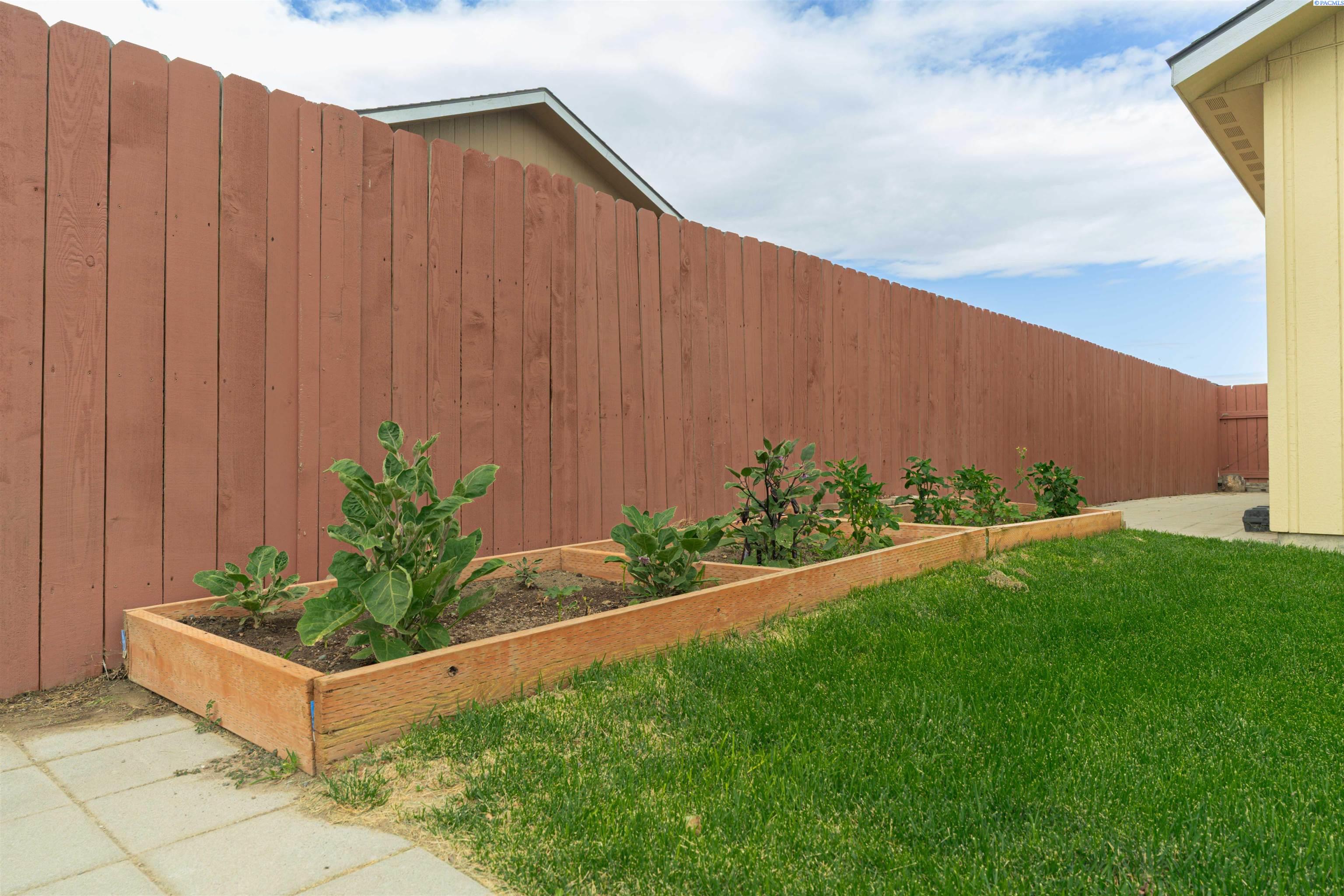 588 Harrison Pl, Kennewick, WA 99336