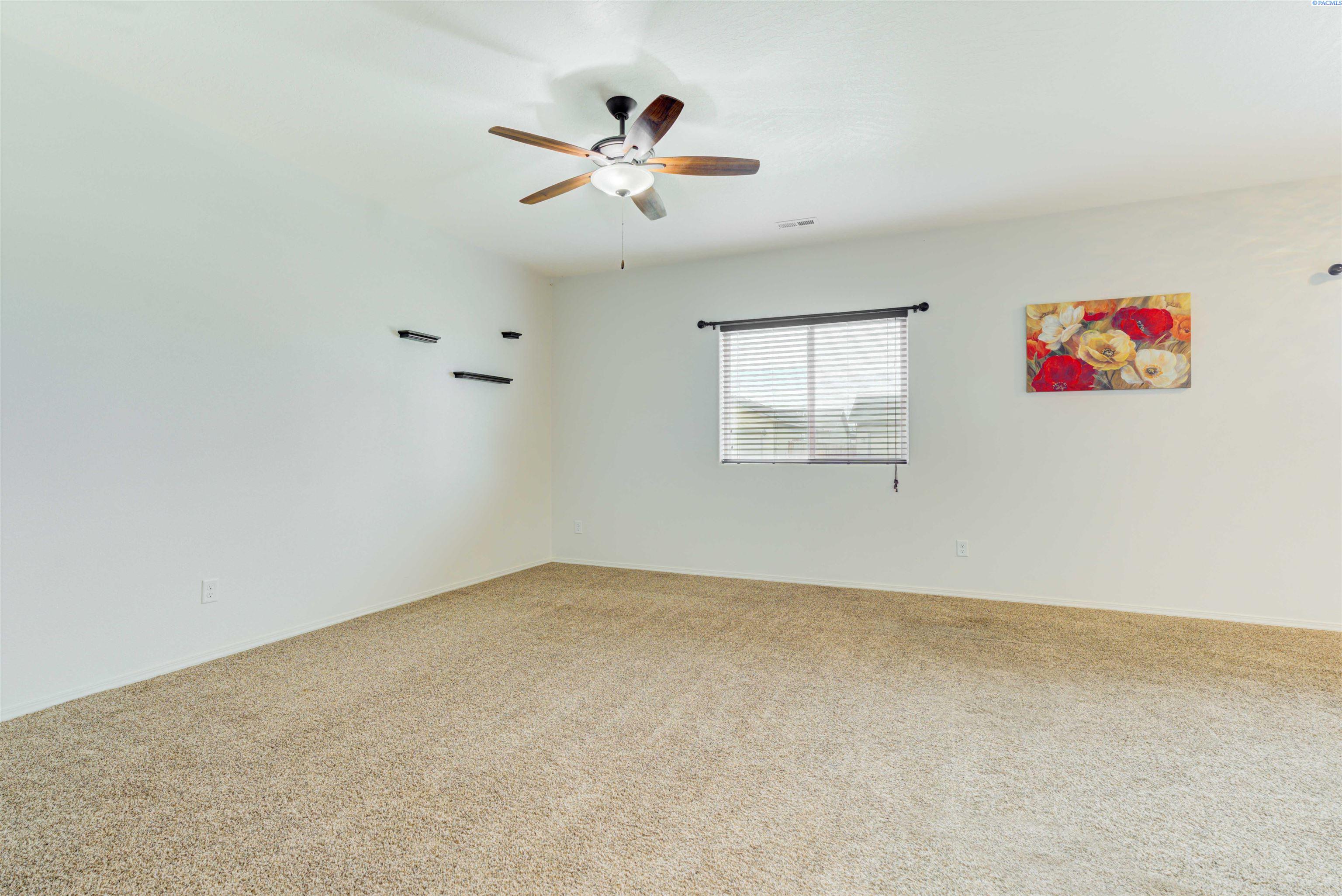 588 Harrison Pl, Kennewick, WA 99336