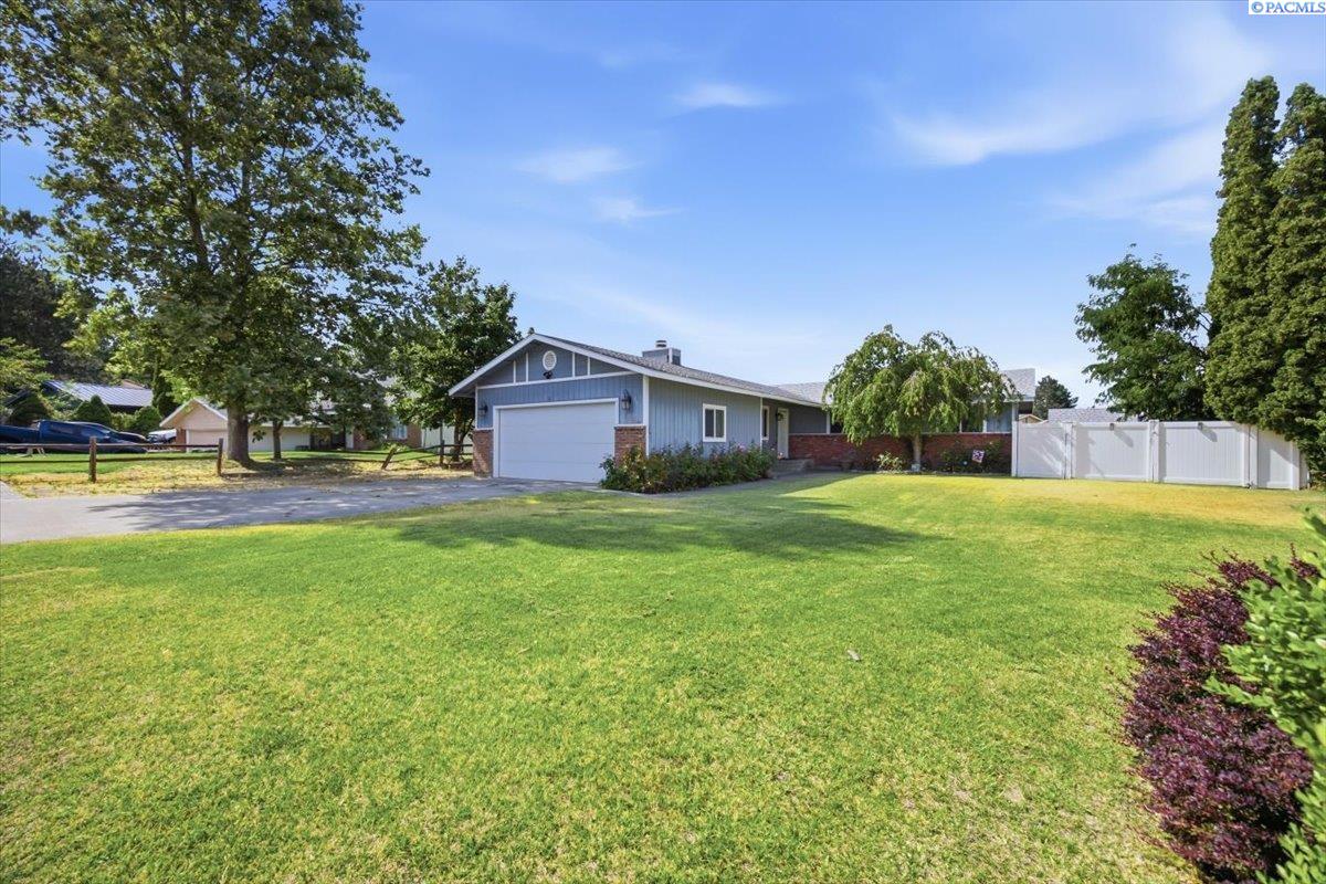 910 Park Hills Dr, Kennewick, WA 99337