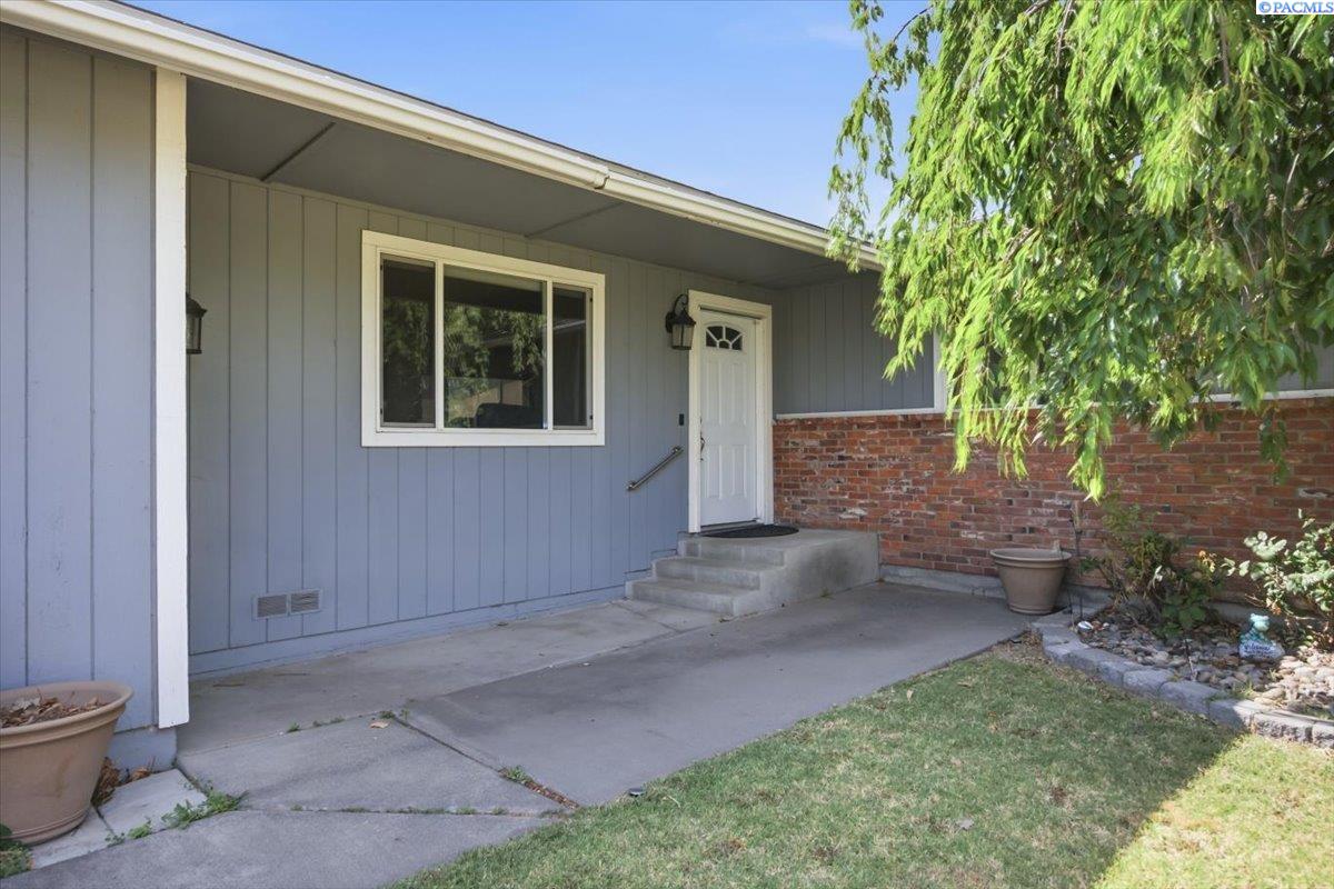 910 Park Hills Dr, Kennewick, WA 99337