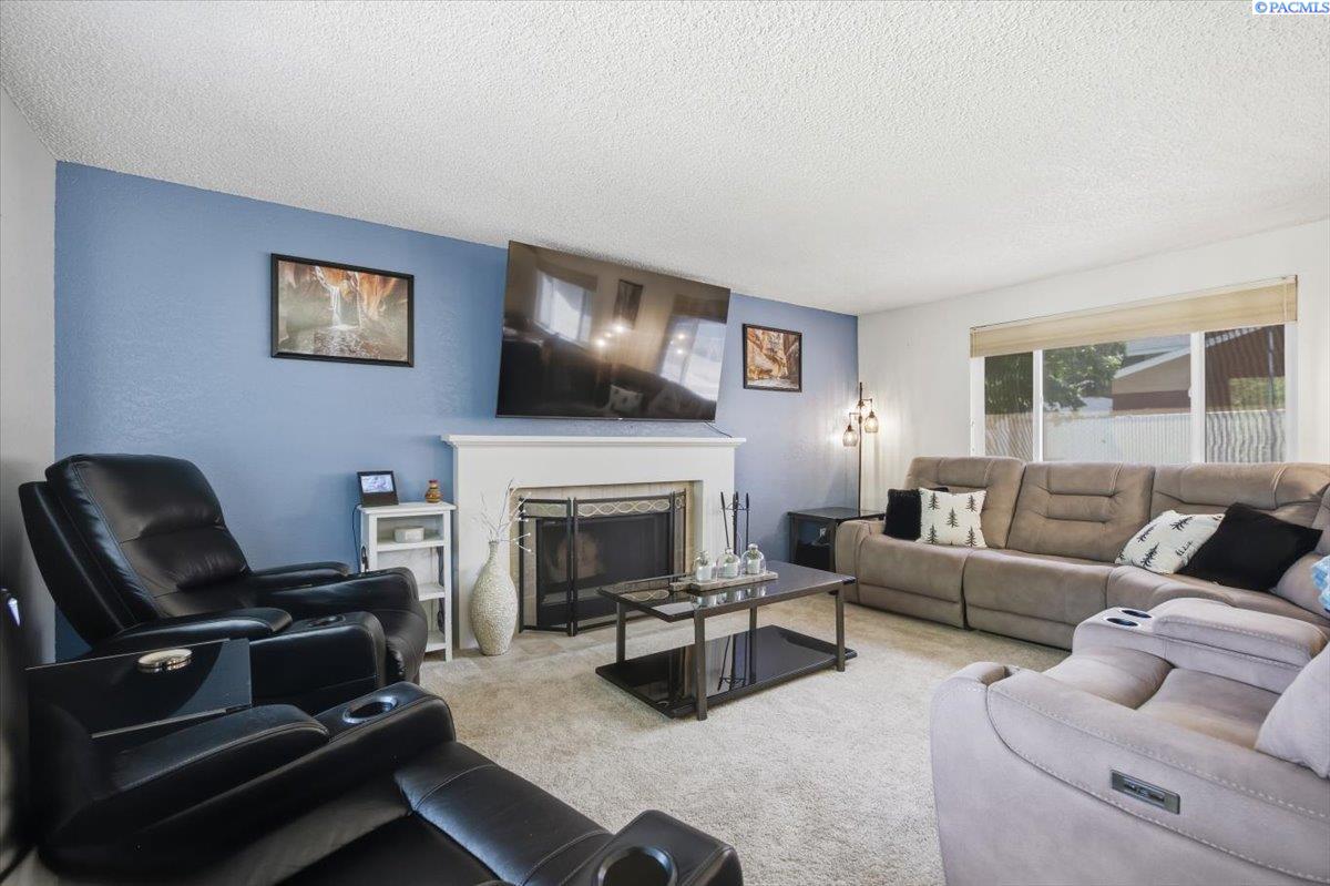 910 Park Hills Dr, Kennewick, WA 99337