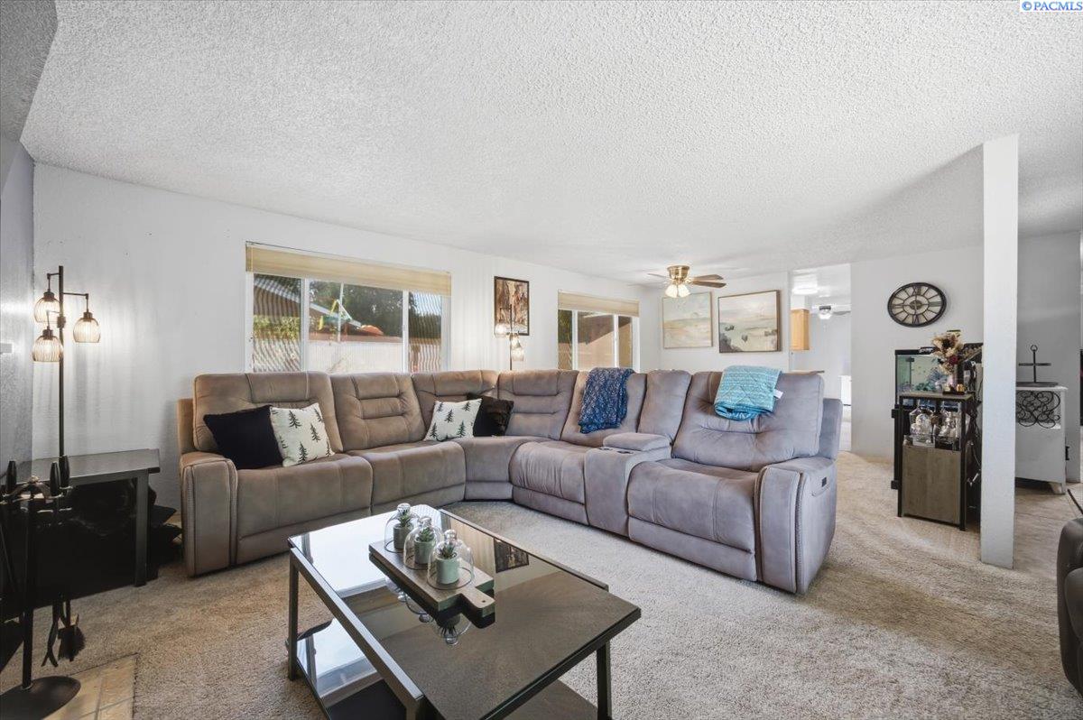 910 Park Hills Dr, Kennewick, WA 99337