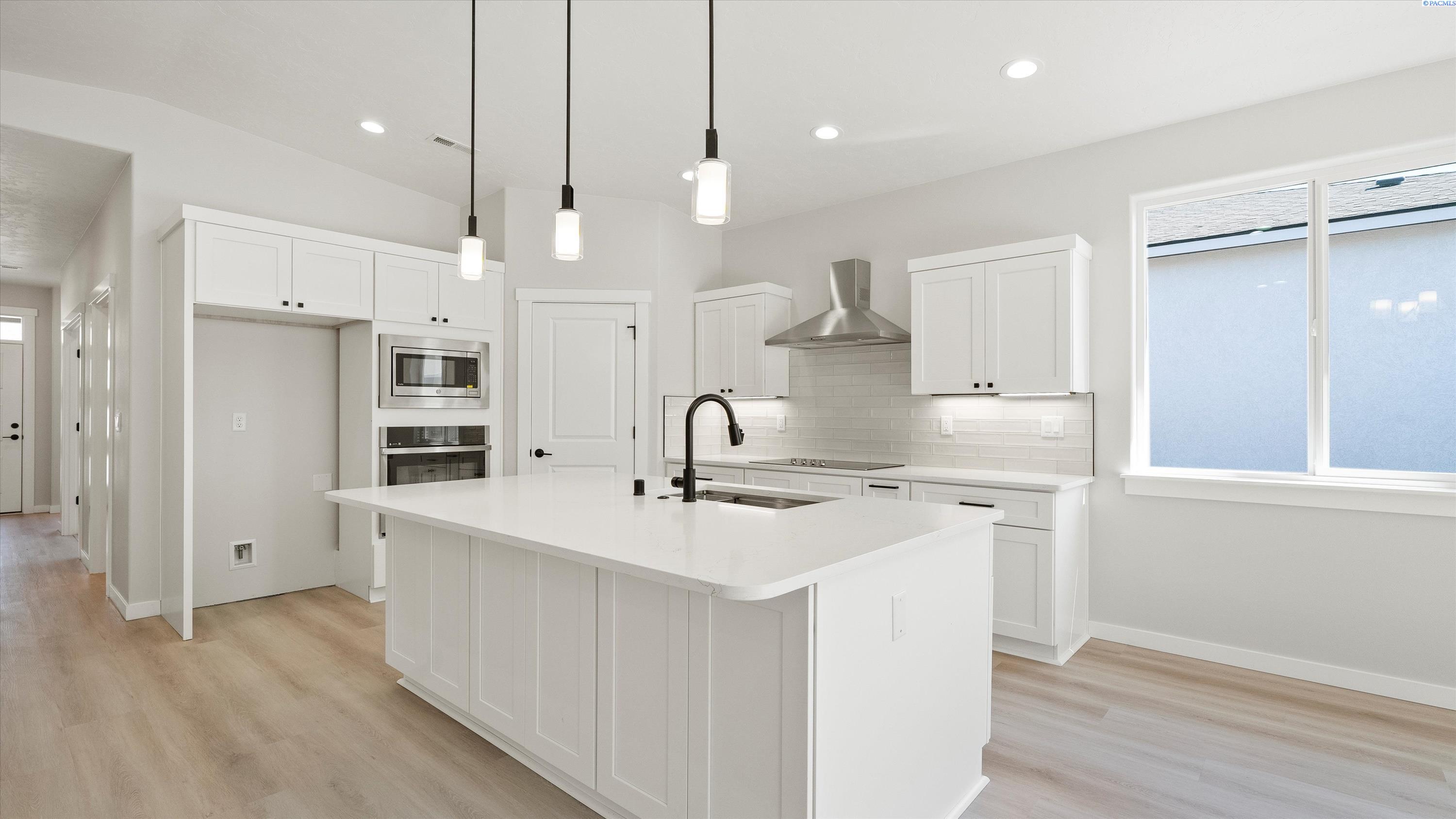 1325 Kalani Ct, West Richland, WA 99353