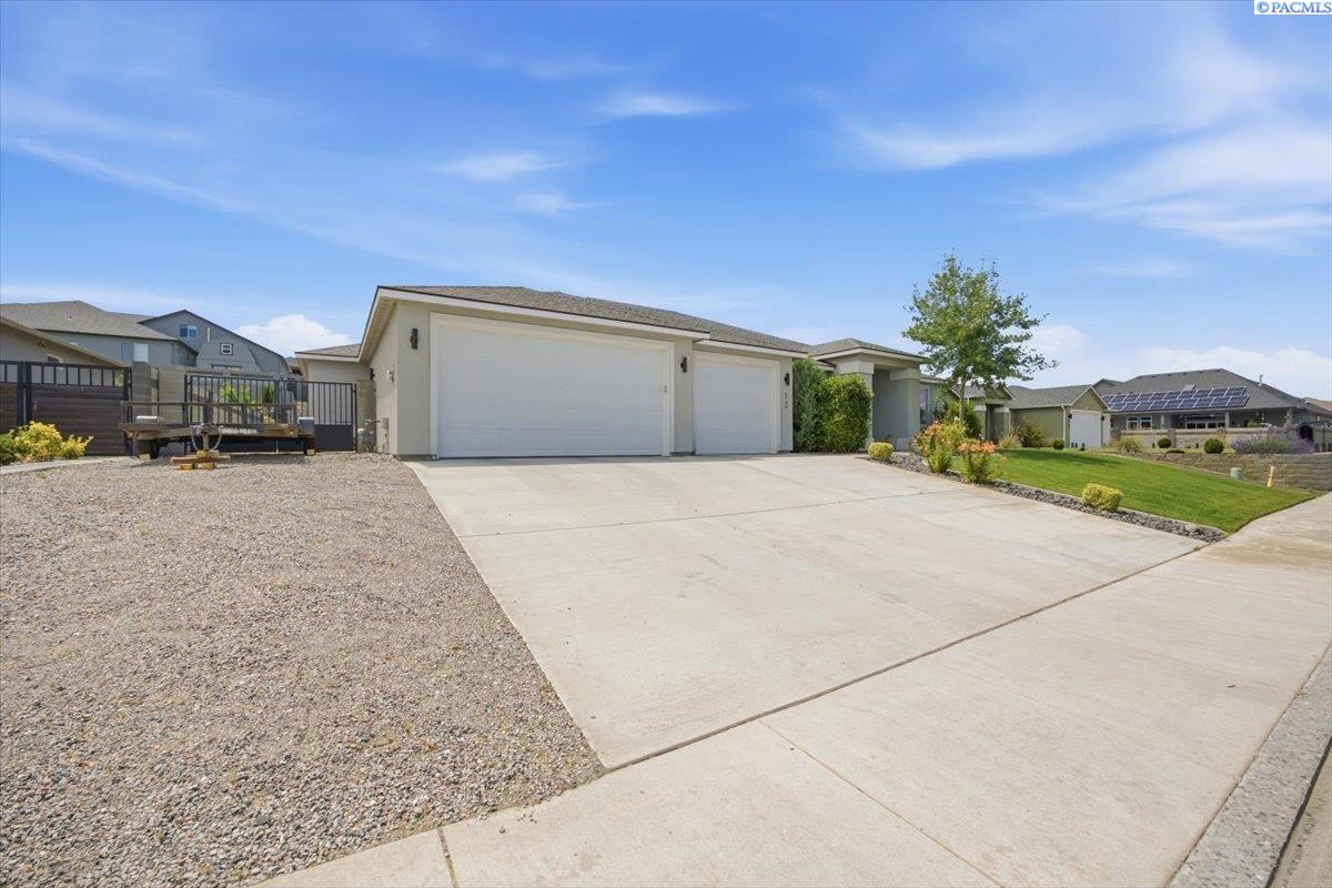 6749 Argos St, West Richland, WA 99353