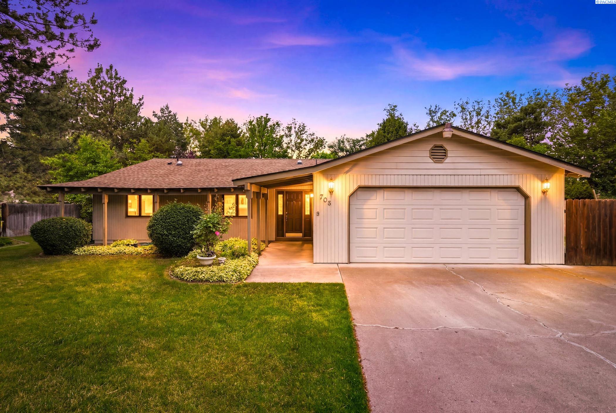 705 Cottonwood Loop, Richland, WA 99352