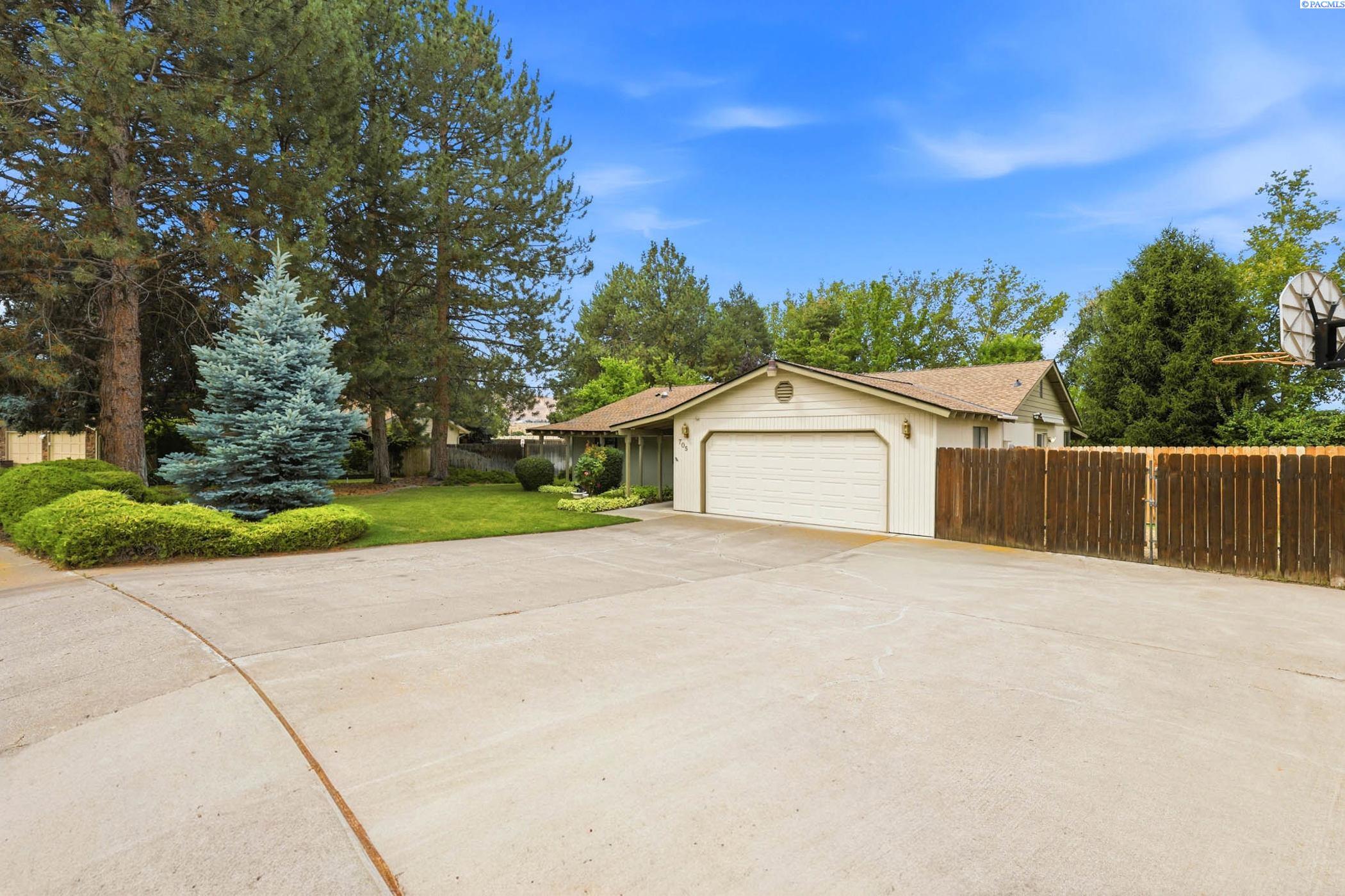 705 Cottonwood Loop, Richland, WA 99352