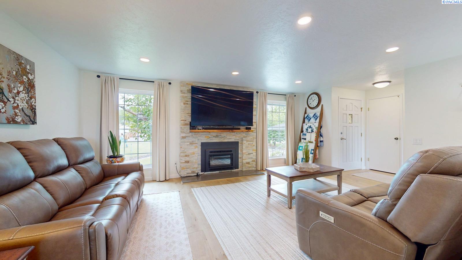 1912 Cherry Ln, Pasco, WA 99301