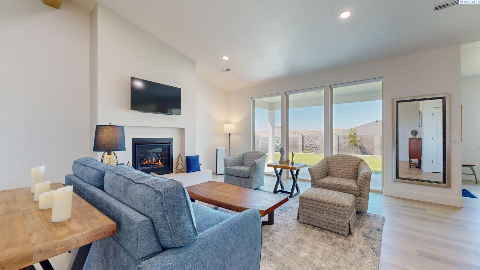 585 Lazio Way, Richland, WA 99352