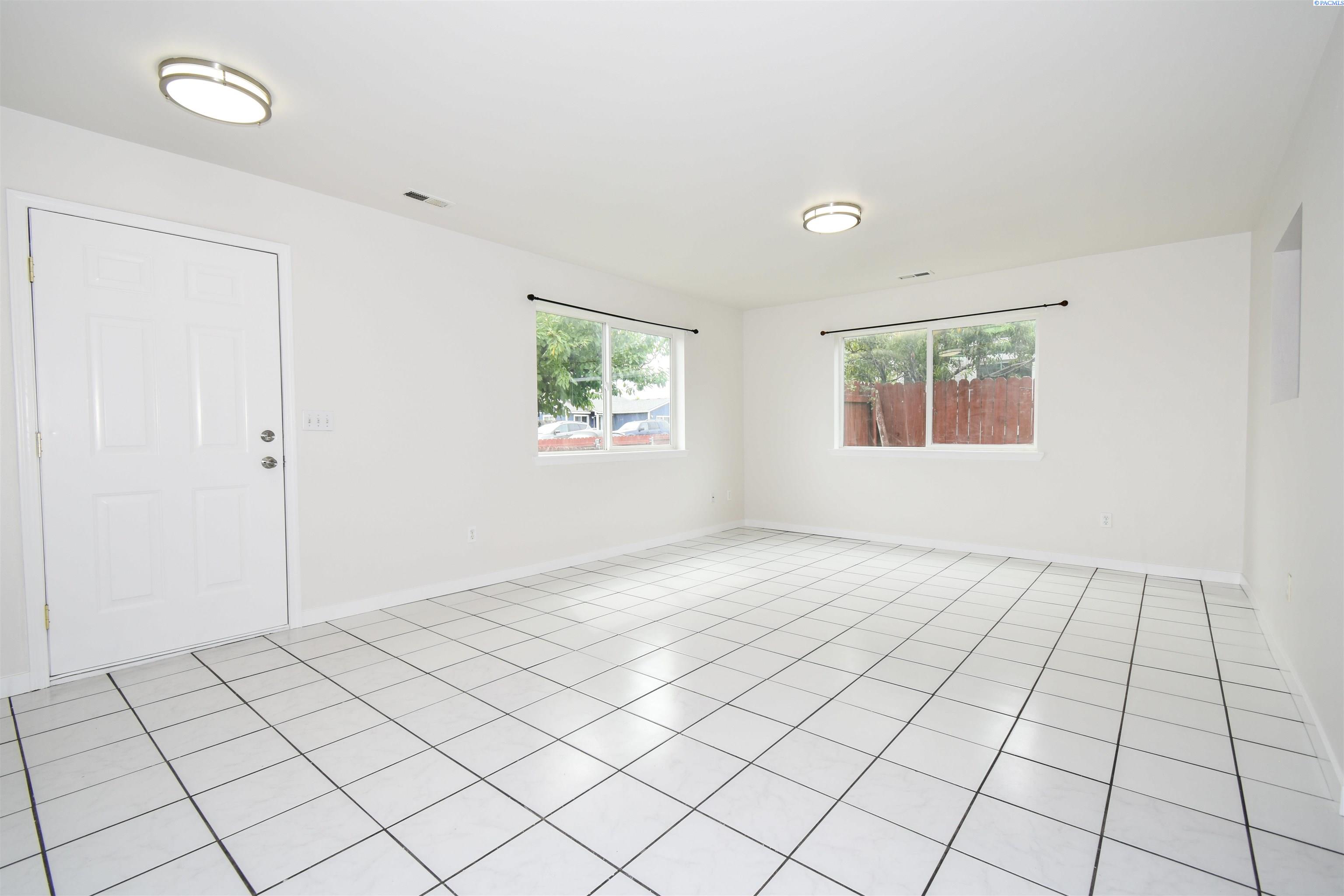 2515 E Adelia, Pasco, WA 99301