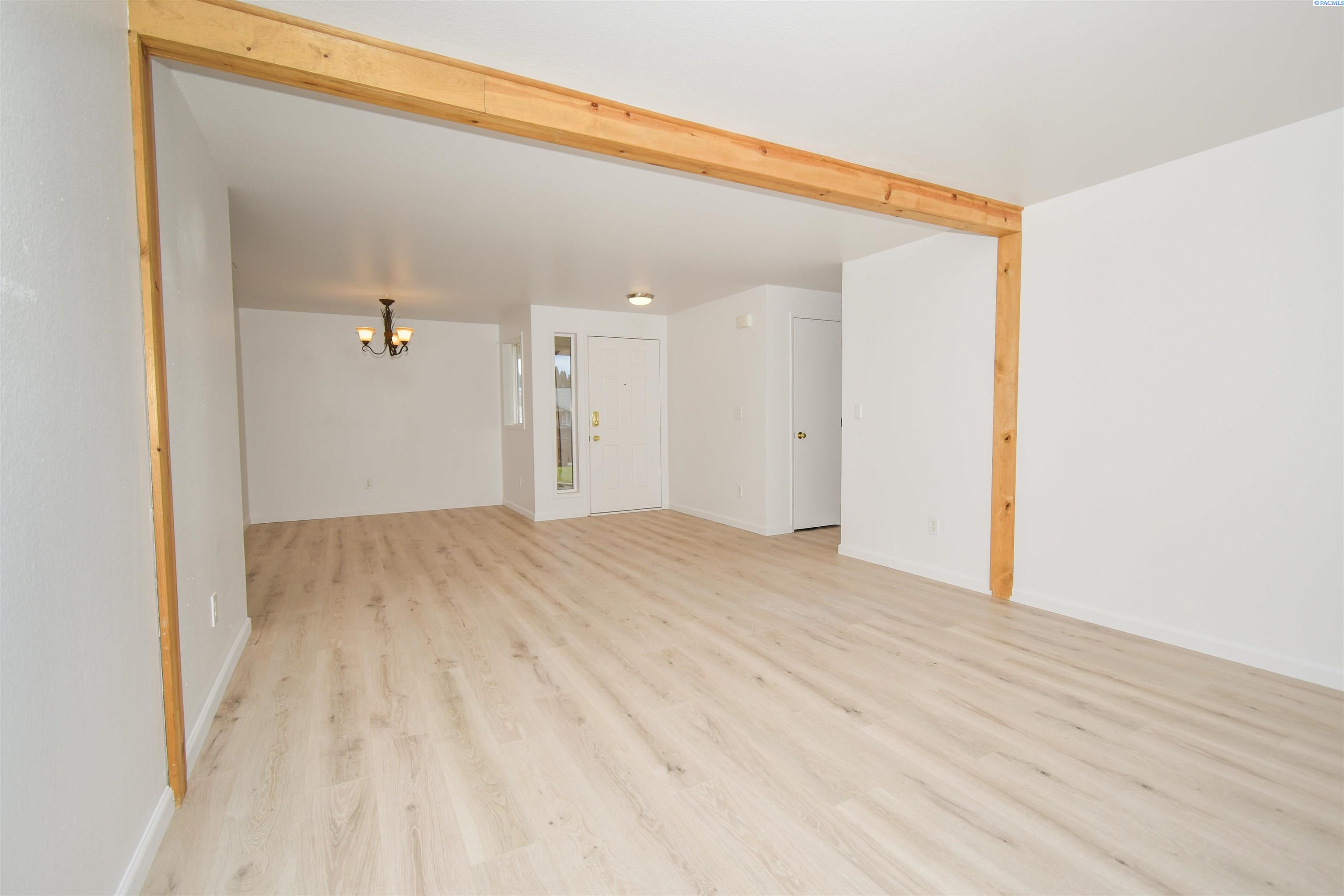 6107 Dodger Dr, Pasco, WA 99301