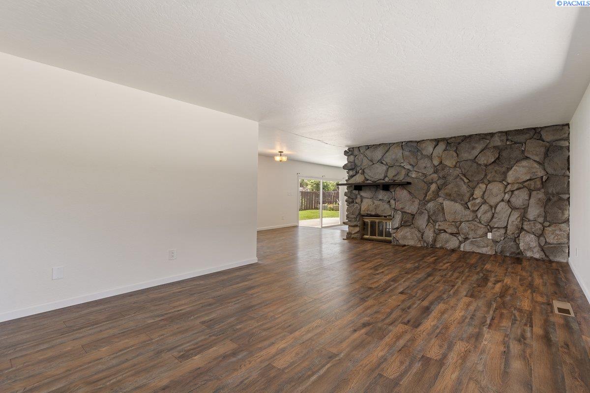 827 25th Ave, Kennewick, WA 99337-4248