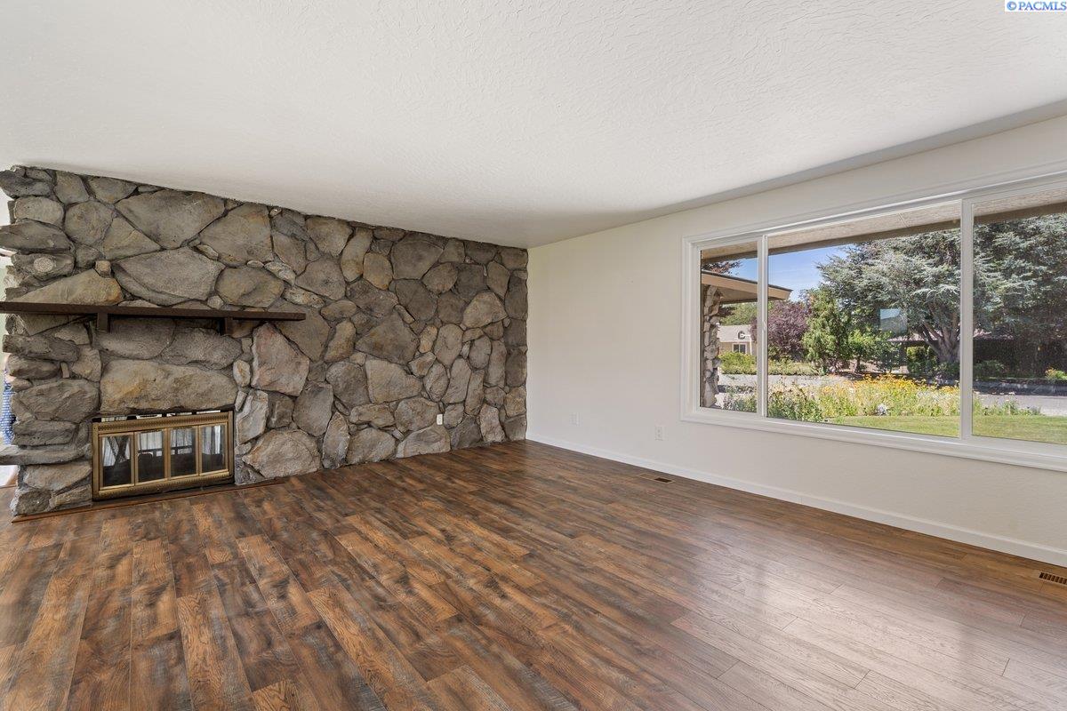 827 25th Ave, Kennewick, WA 99337-4248