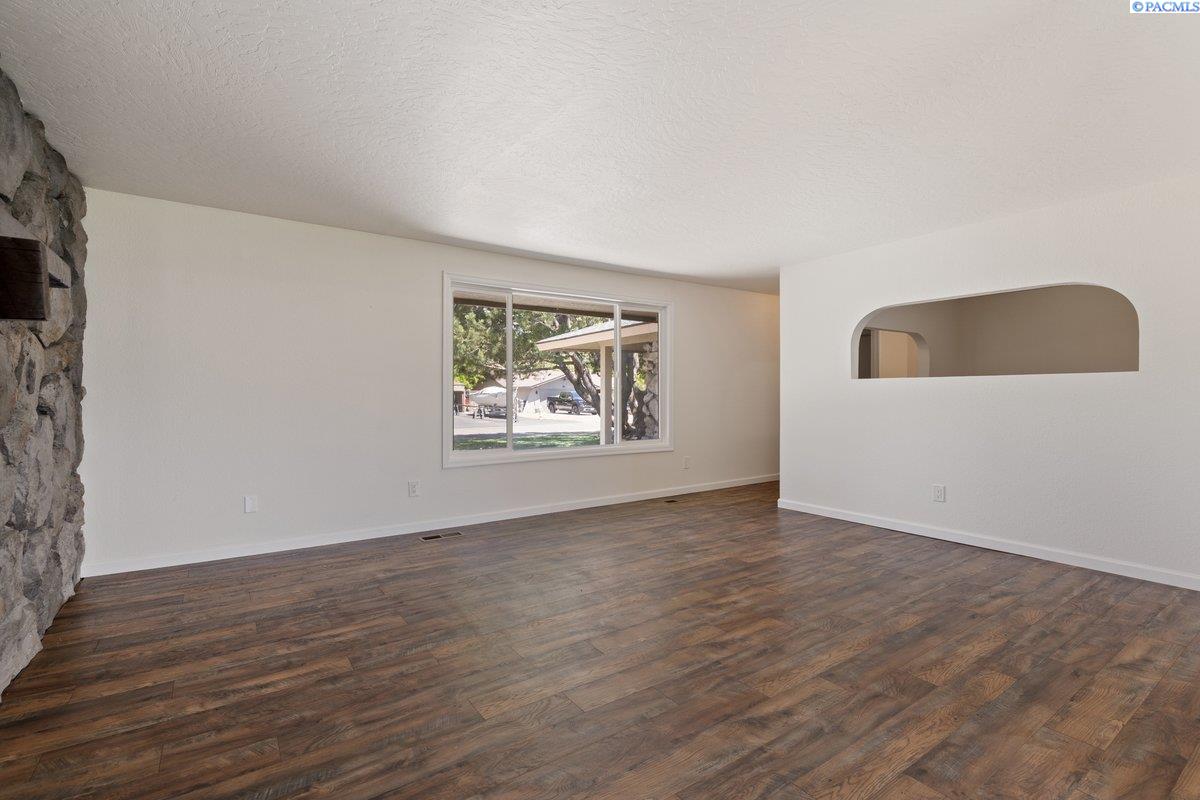 827 25th Ave, Kennewick, WA 99337-4248