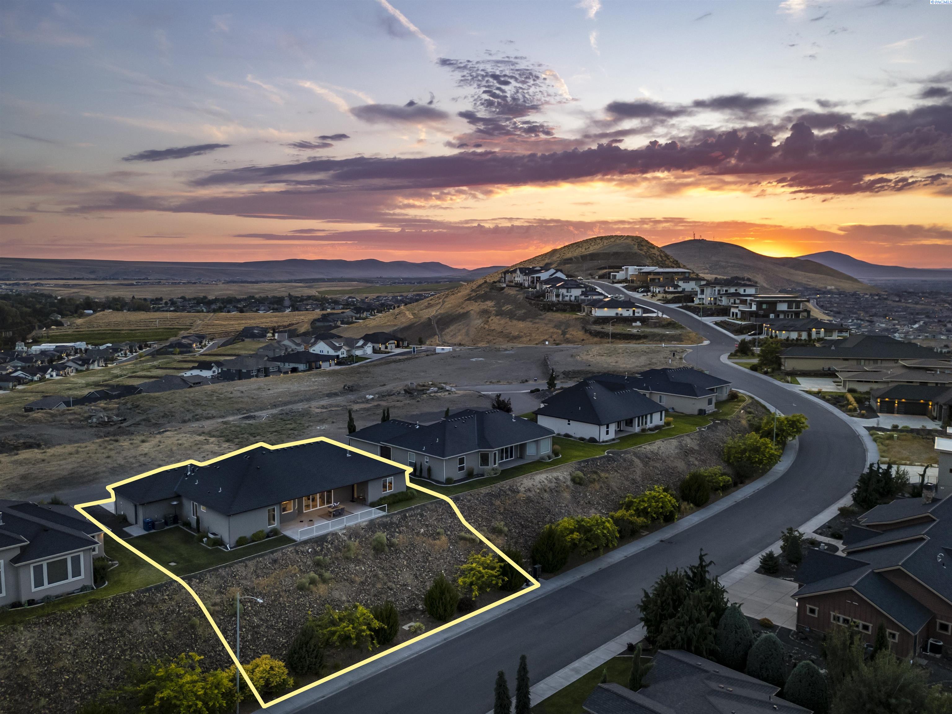2521 Falconcrest Loop, Richland, WA 99352