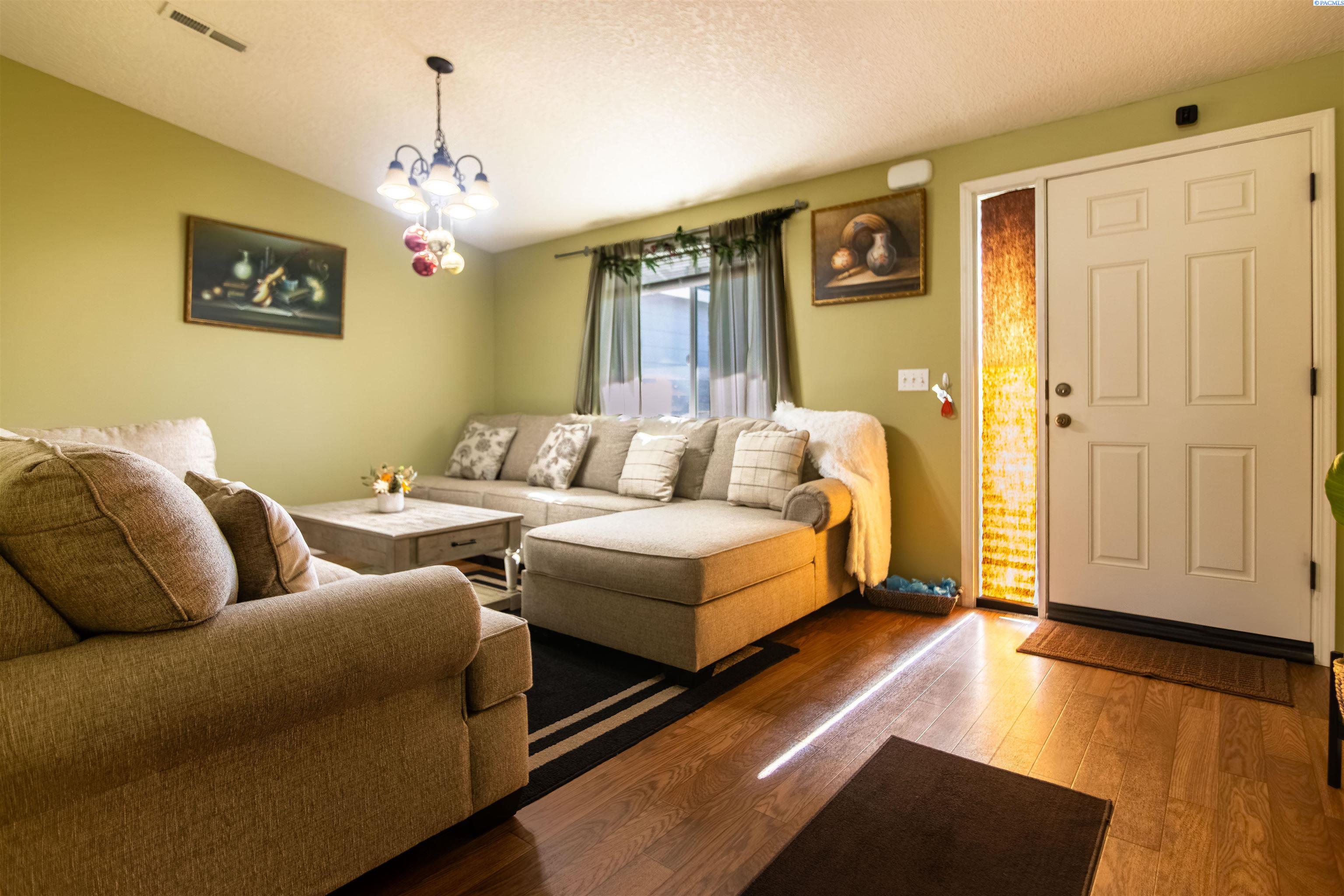 6307 Panther Ln, Pasco, WA 99301