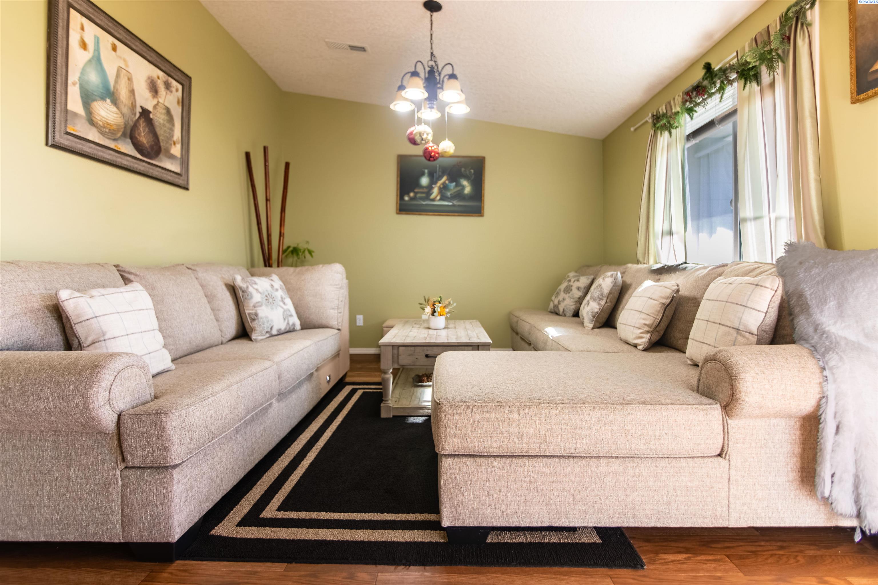 6307 Panther Ln, Pasco, WA 99301