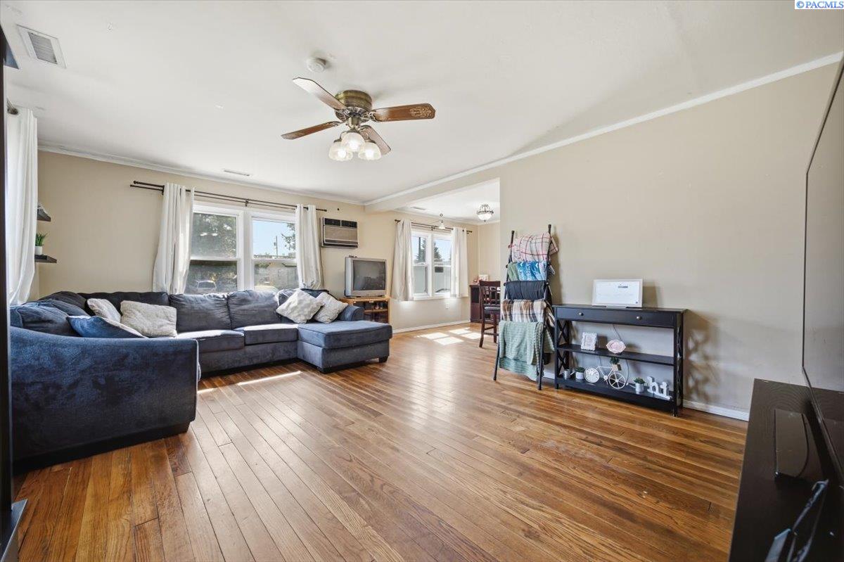 1305 Van Giesen St, Richland, WA 99354