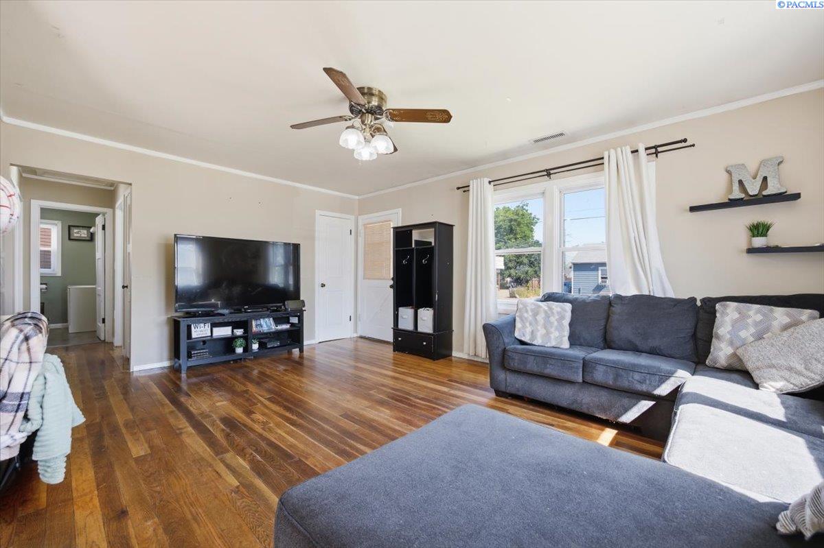 1305 Van Giesen St, Richland, WA 99354