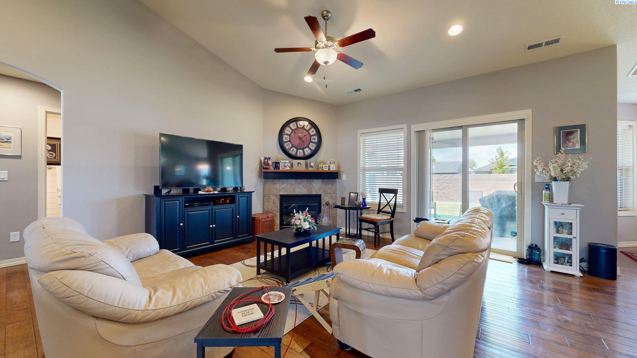 1311 Platinum Pl, West Richland, WA 99353