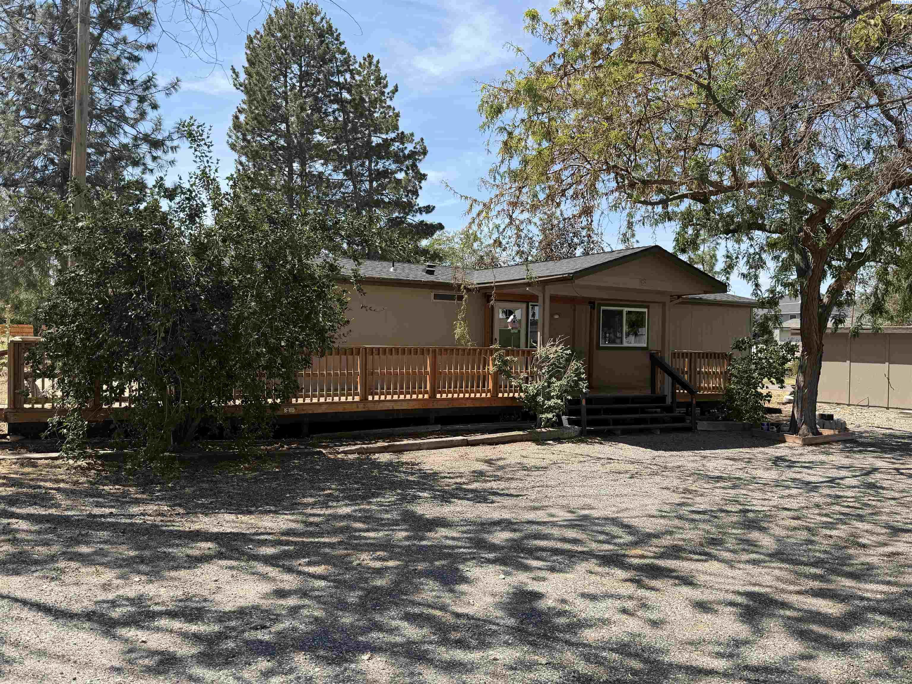 7606 Woodford Ln, West Richland, WA 99353