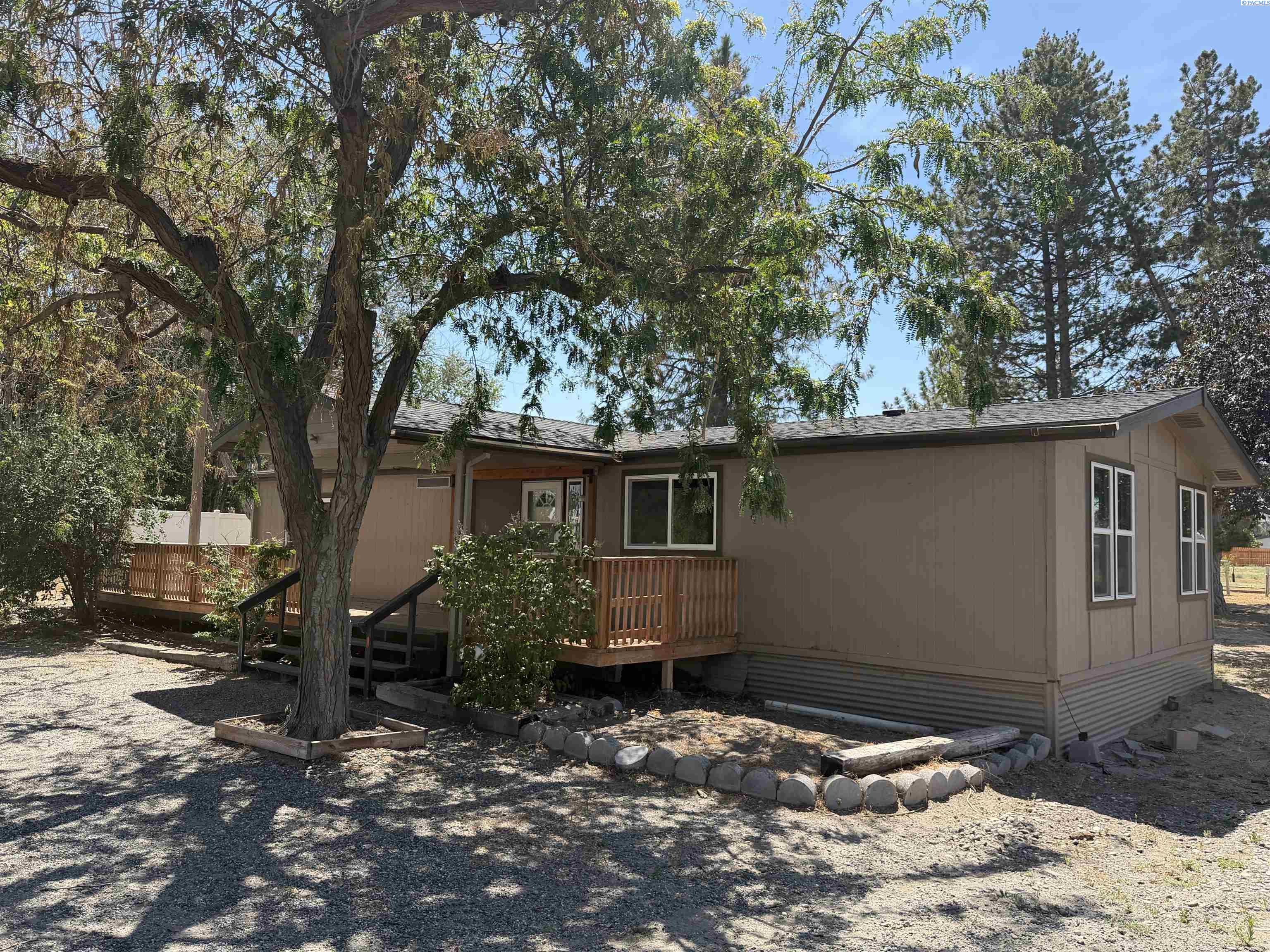 7606 Woodford Ln, West Richland, WA 99353