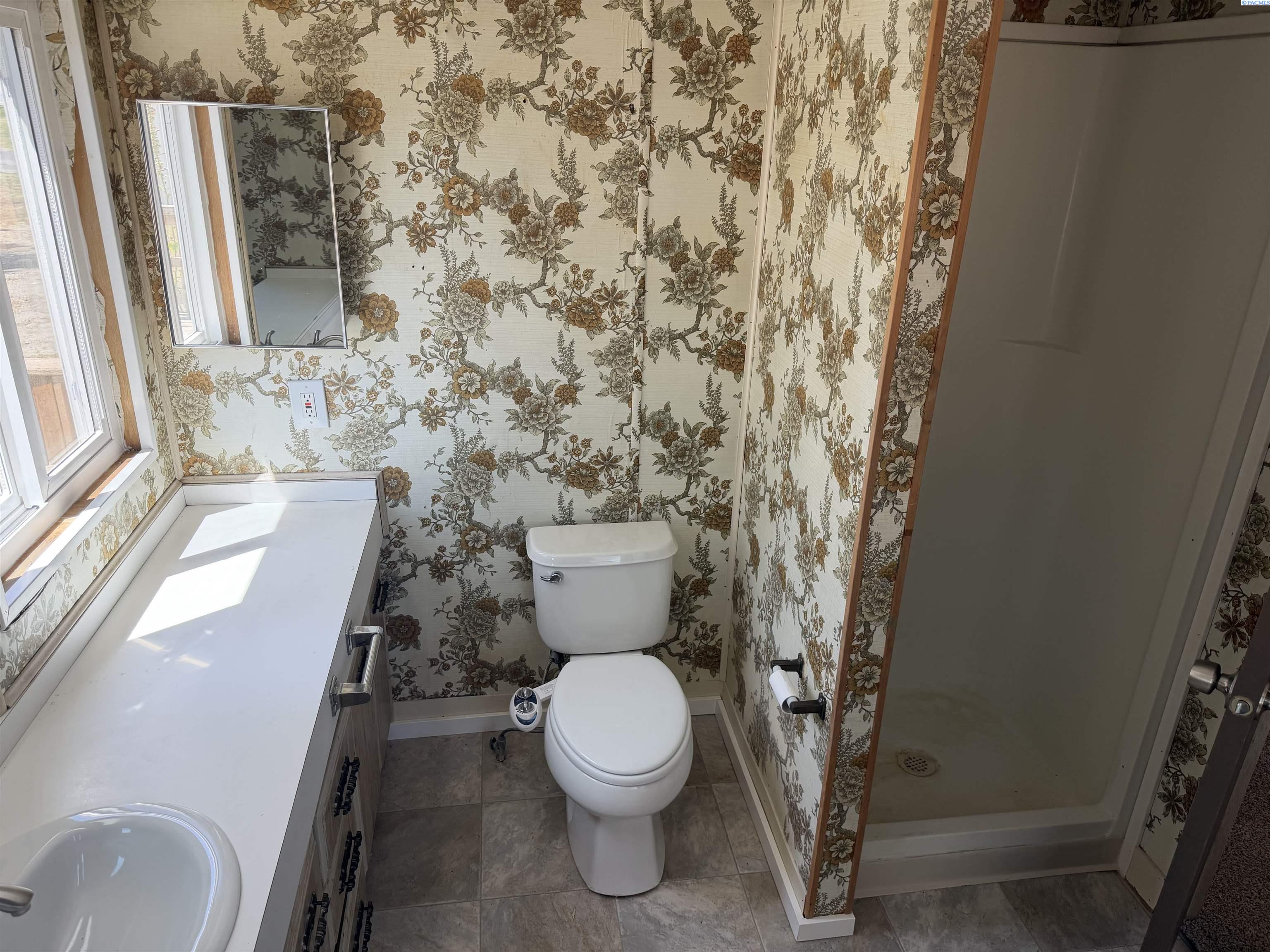 7606 Woodford Ln, West Richland, WA 99353