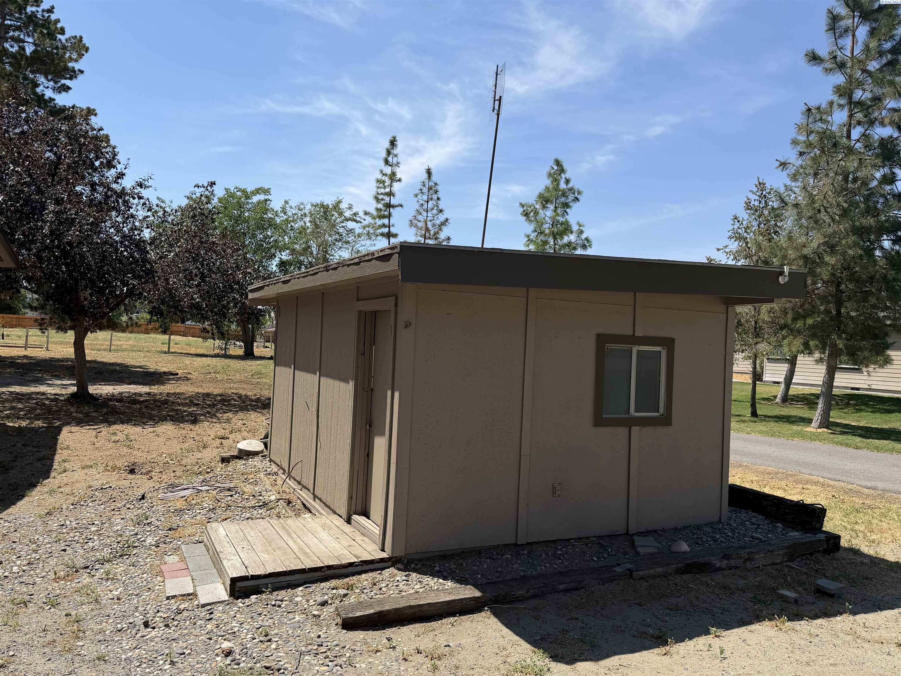 7606 Woodford Ln, West Richland, WA 99353