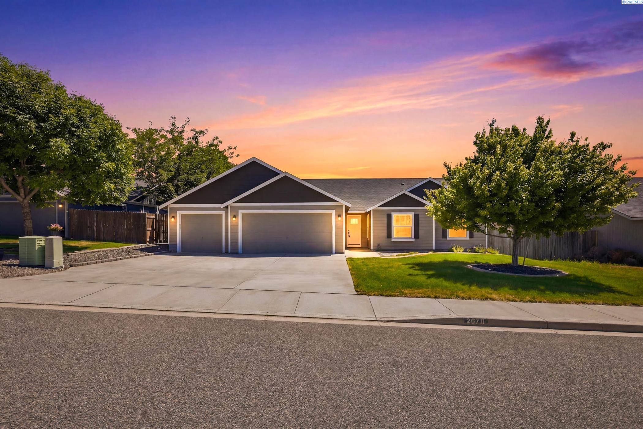 2670 Hickory Ave, West Richland, WA 99353