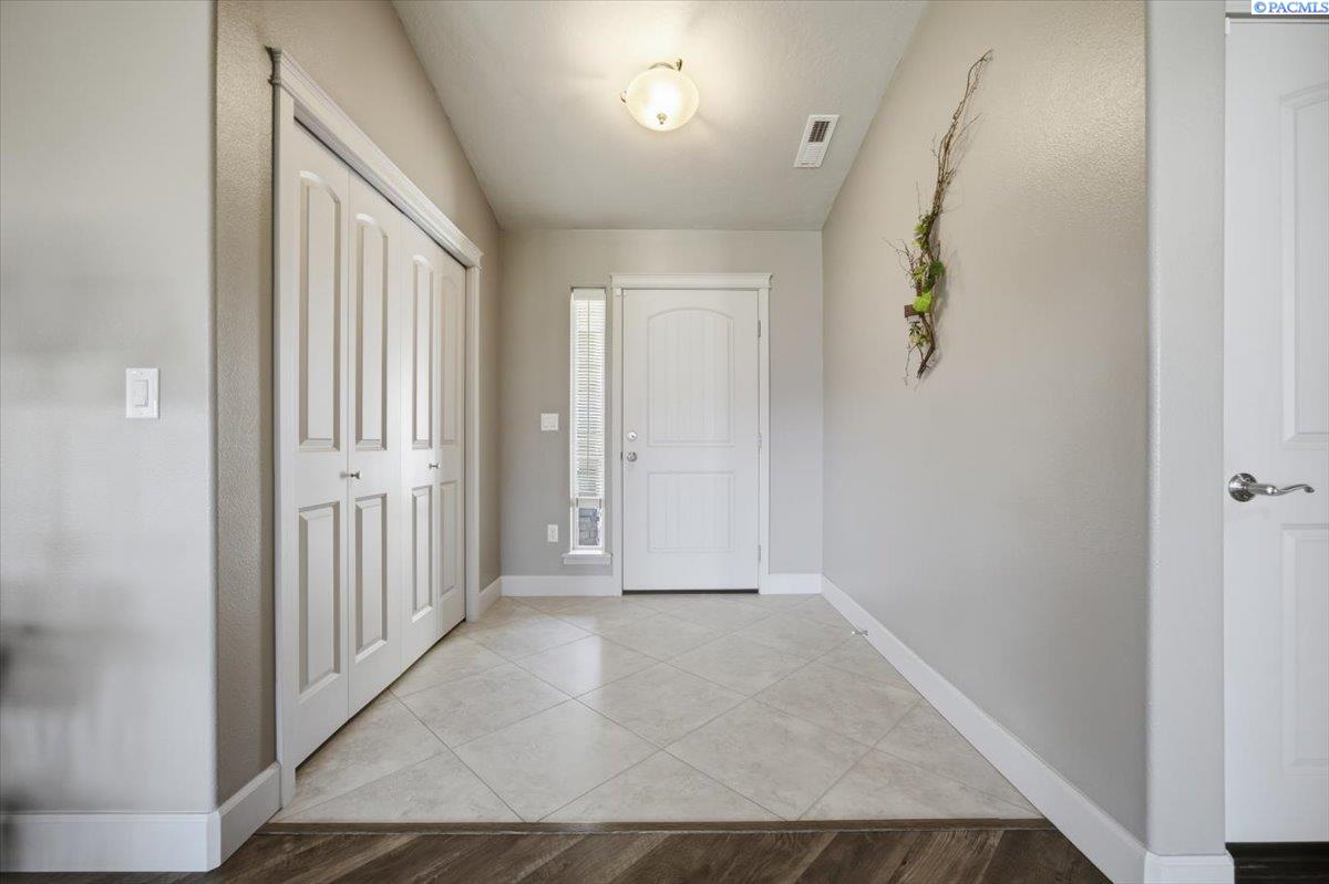 5005 Pinehurst Dr, Pasco, WA 99301