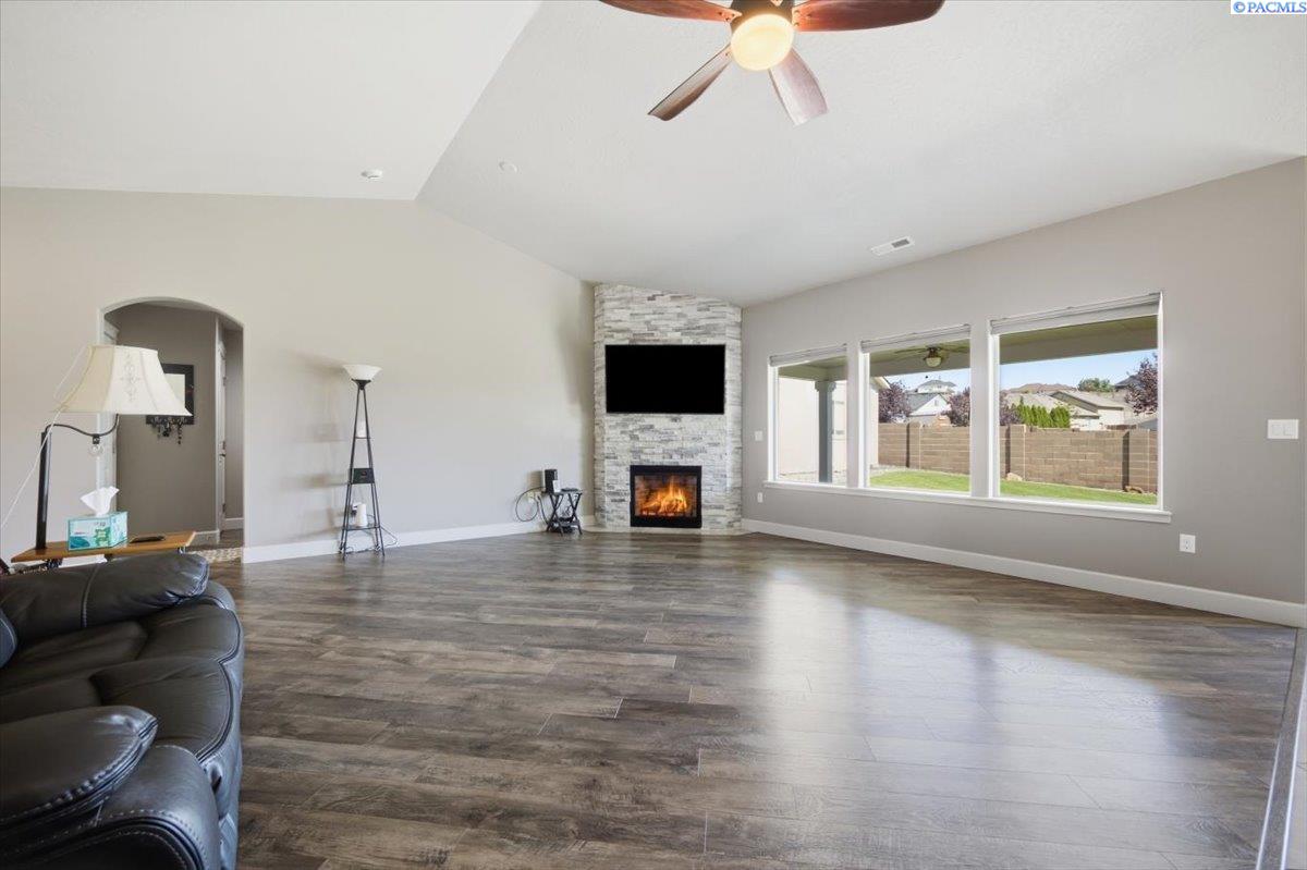 5005 Pinehurst Dr, Pasco, WA 99301