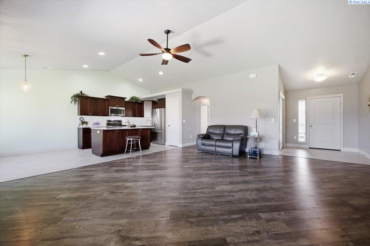 5005 Pinehurst Dr, Pasco, WA 99301