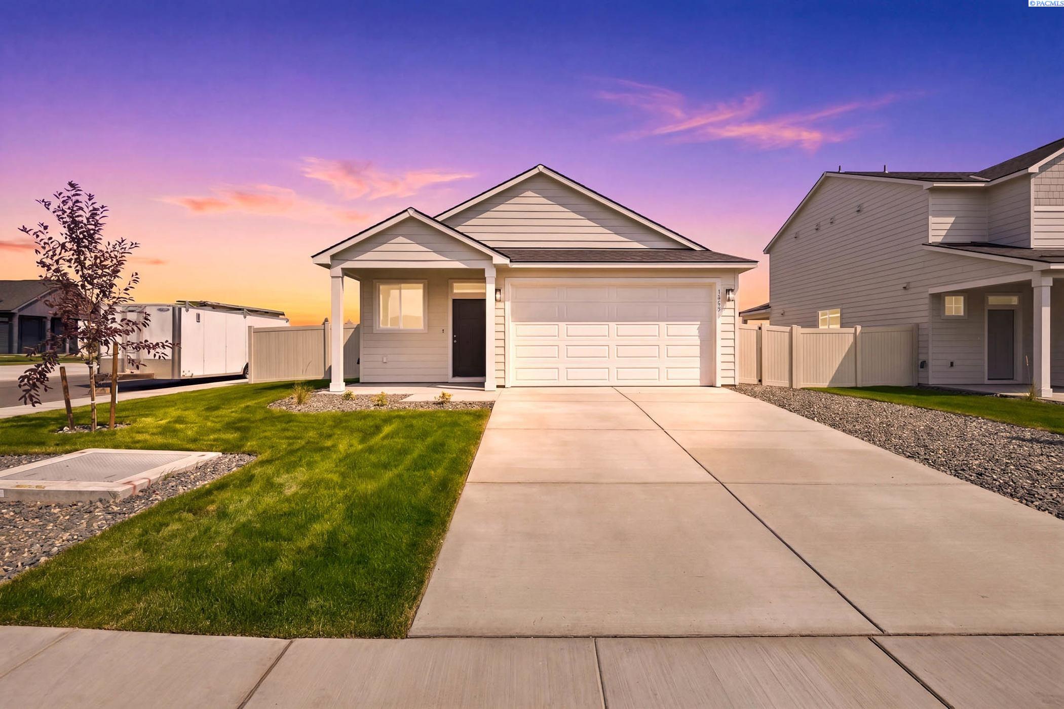 1422 Lena Ave, Benton City, WA 99320