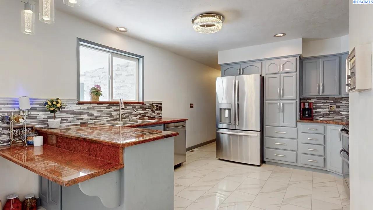 2923 Canal Dr, Kennewick, WA 99336