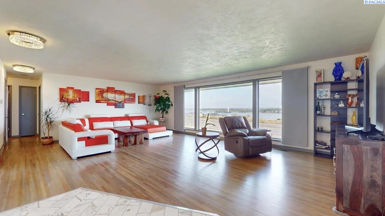 2923 Canal Dr, Kennewick, WA 99336