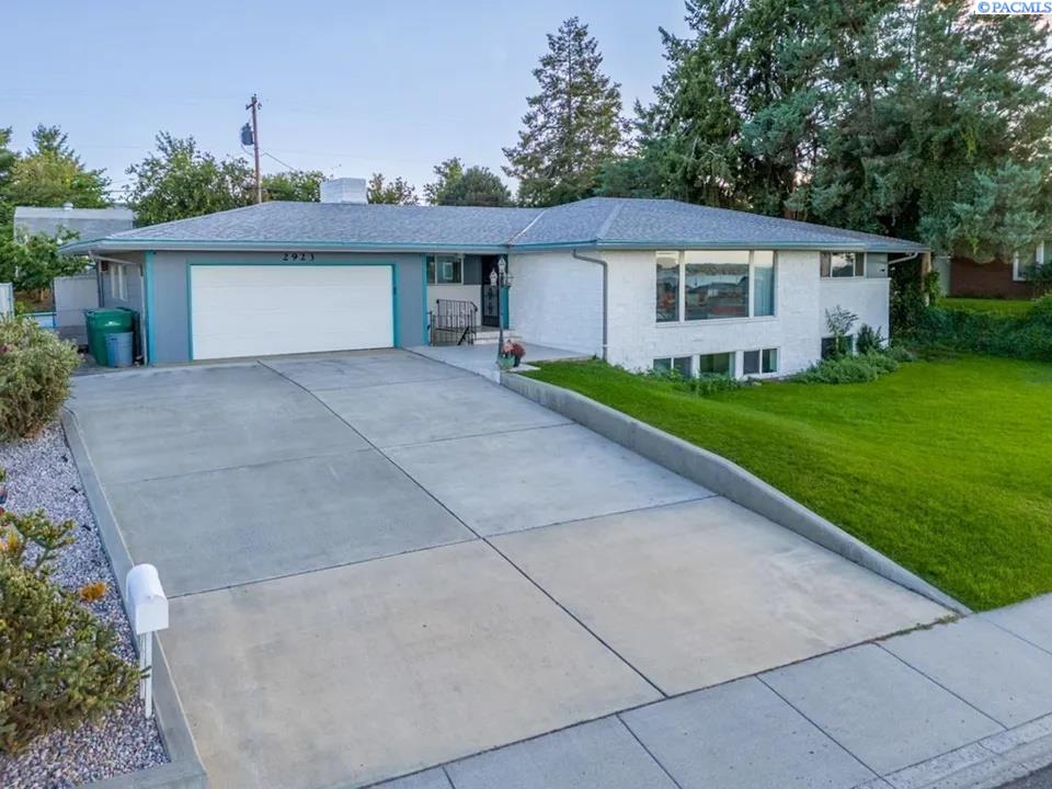 2923 Canal Dr, Kennewick, WA 99336