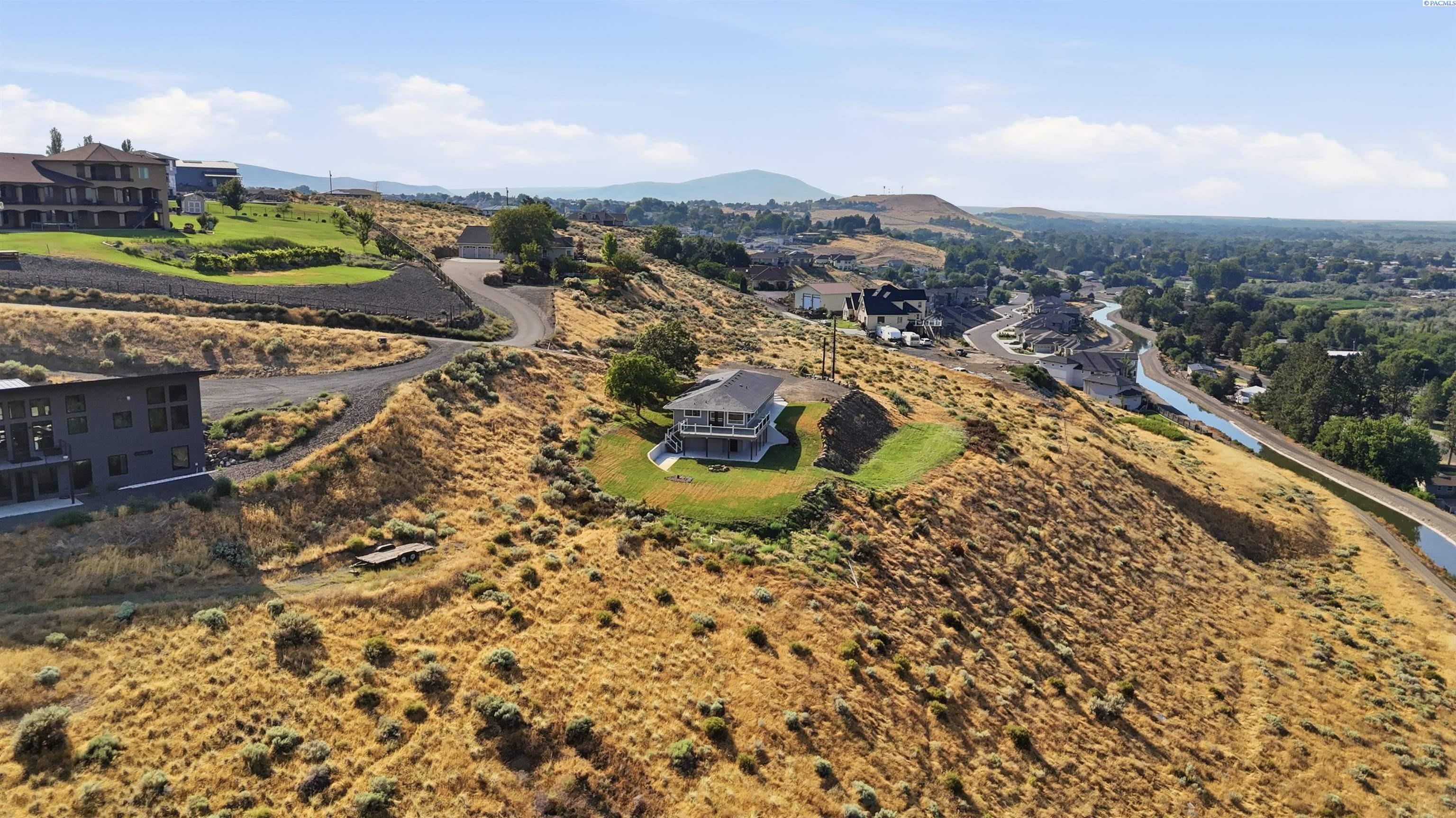 1830 Artemis Ridge Pr Ne, West Richland, WA 99353