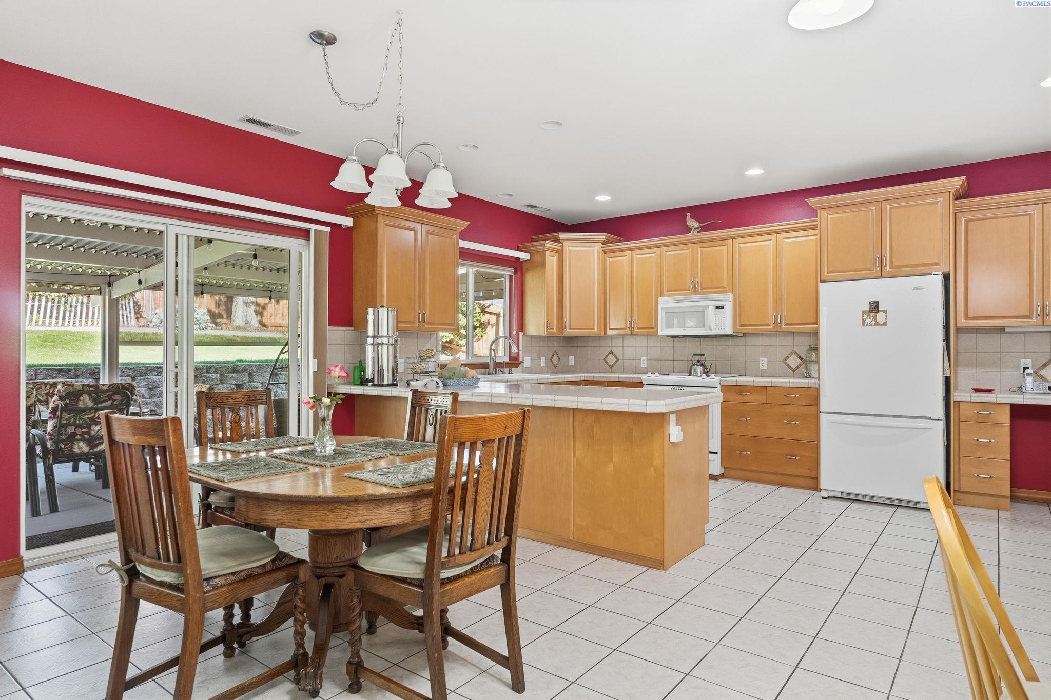 144 Bear Dr, Richland, WA 99352