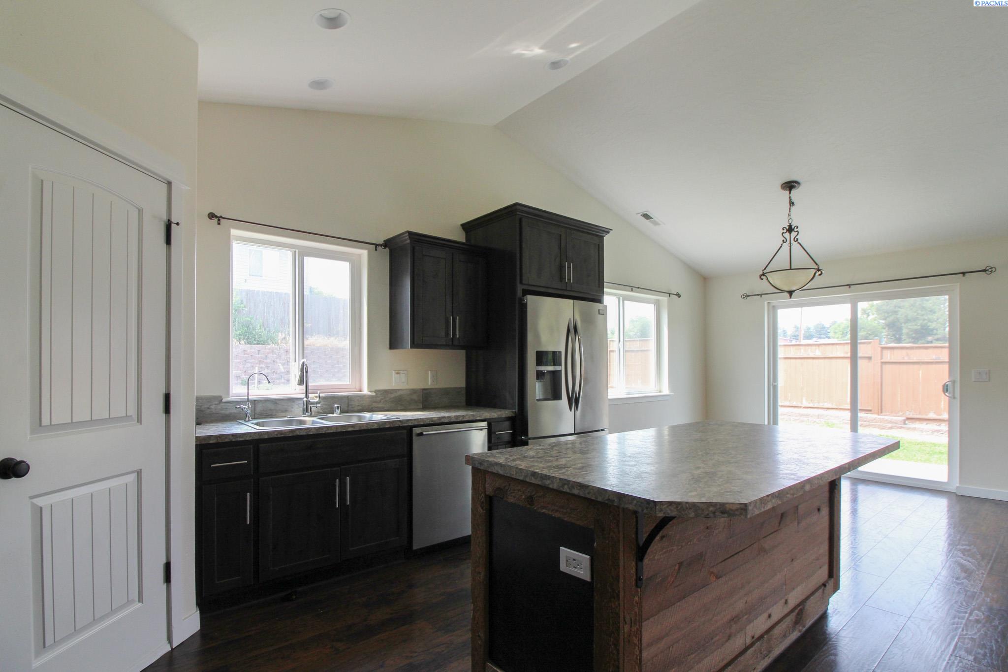 1204 9th St, Benton City, WA 99320-5590