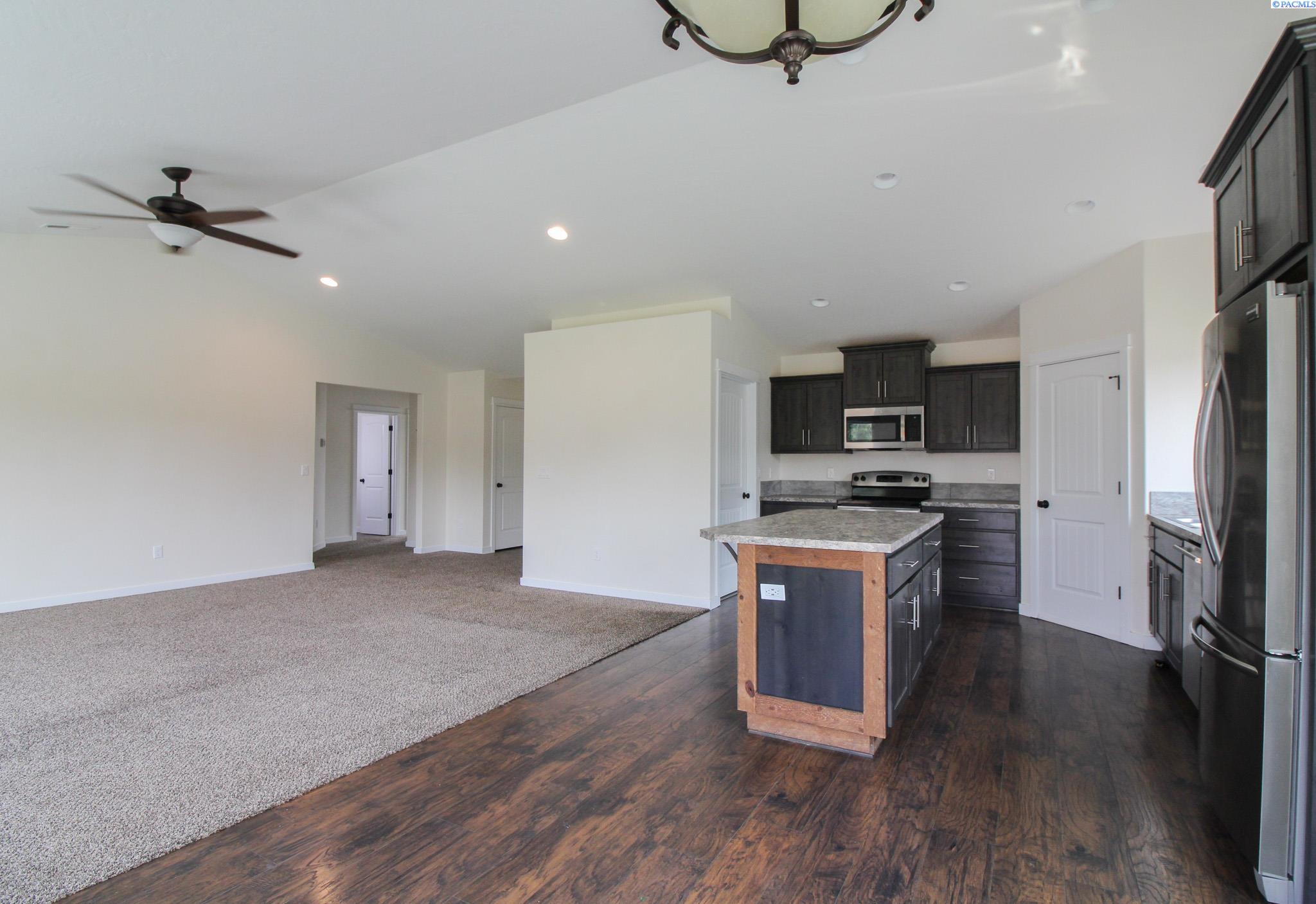 1204 9th St, Benton City, WA 99320-5590