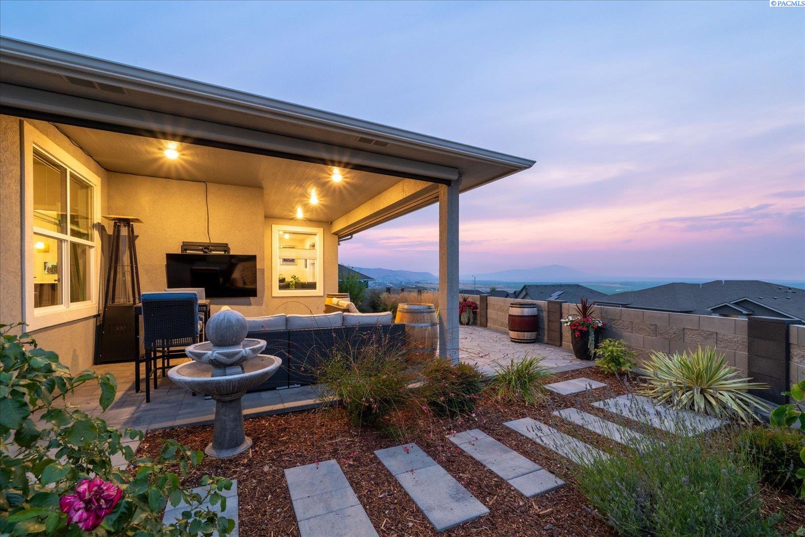 6747 Collins Rd, West Richland, WA 99353-8339